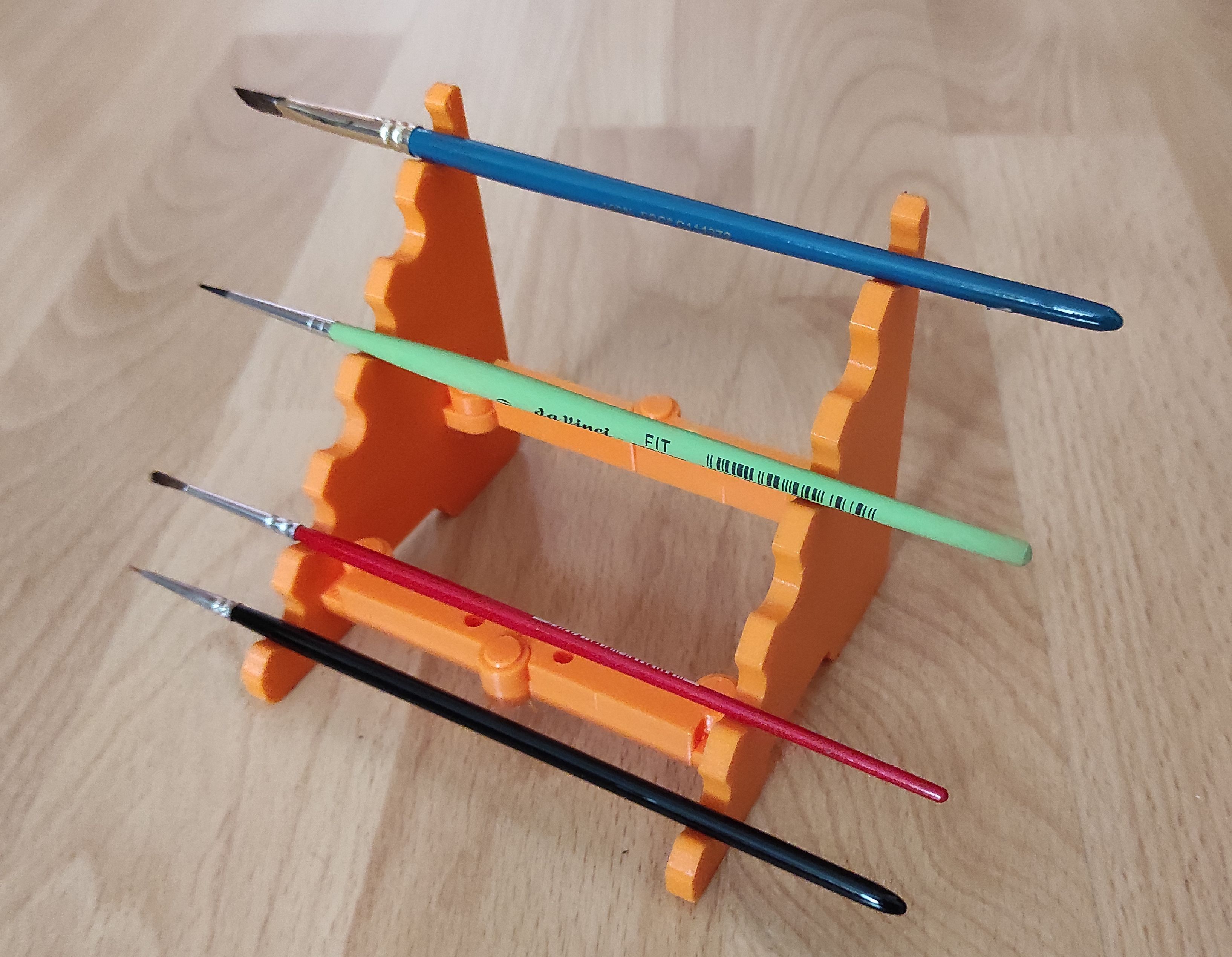 Skladací stojan na štetce (Folding brush stand).