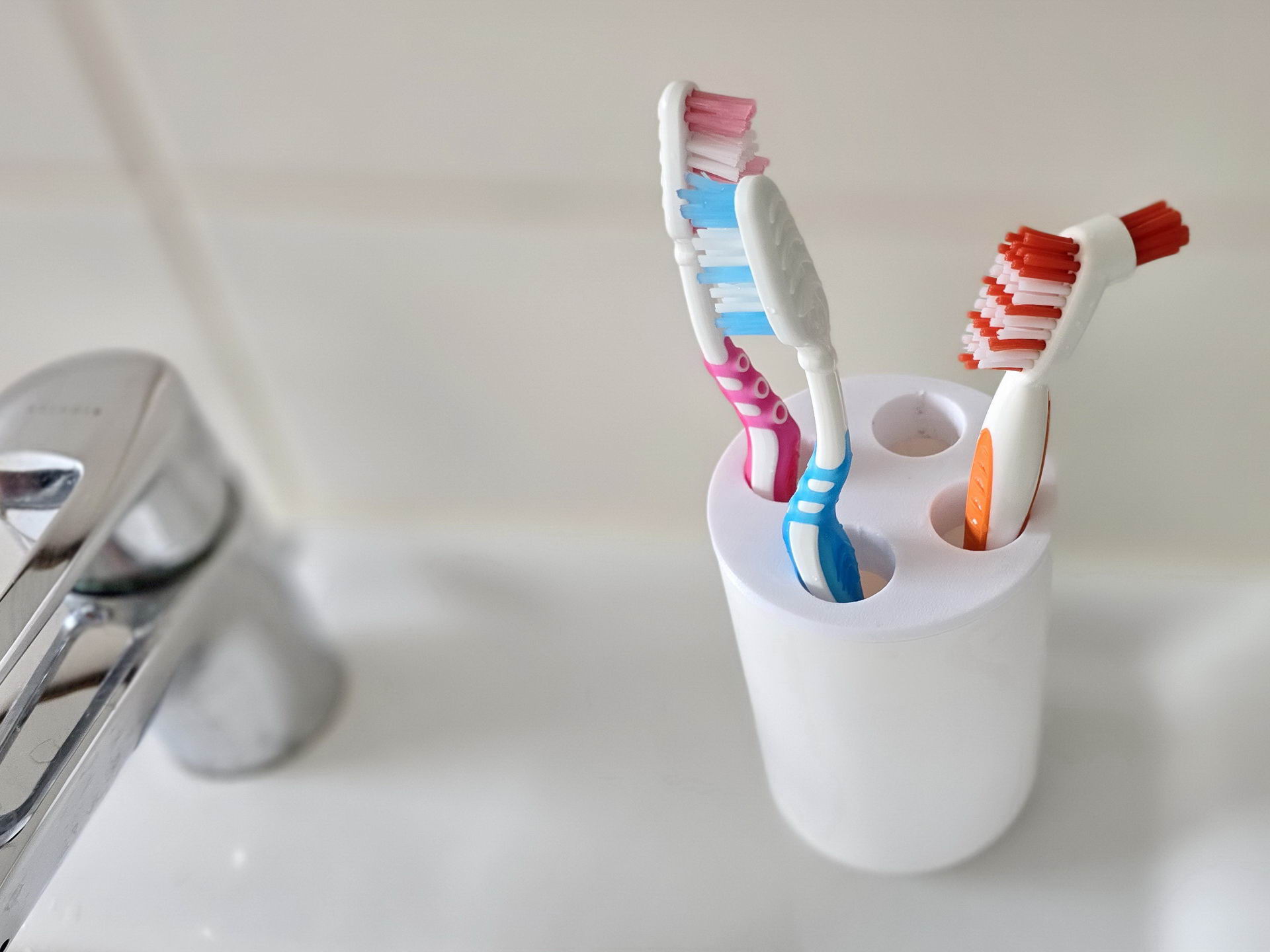Cap-Toothbrush holder