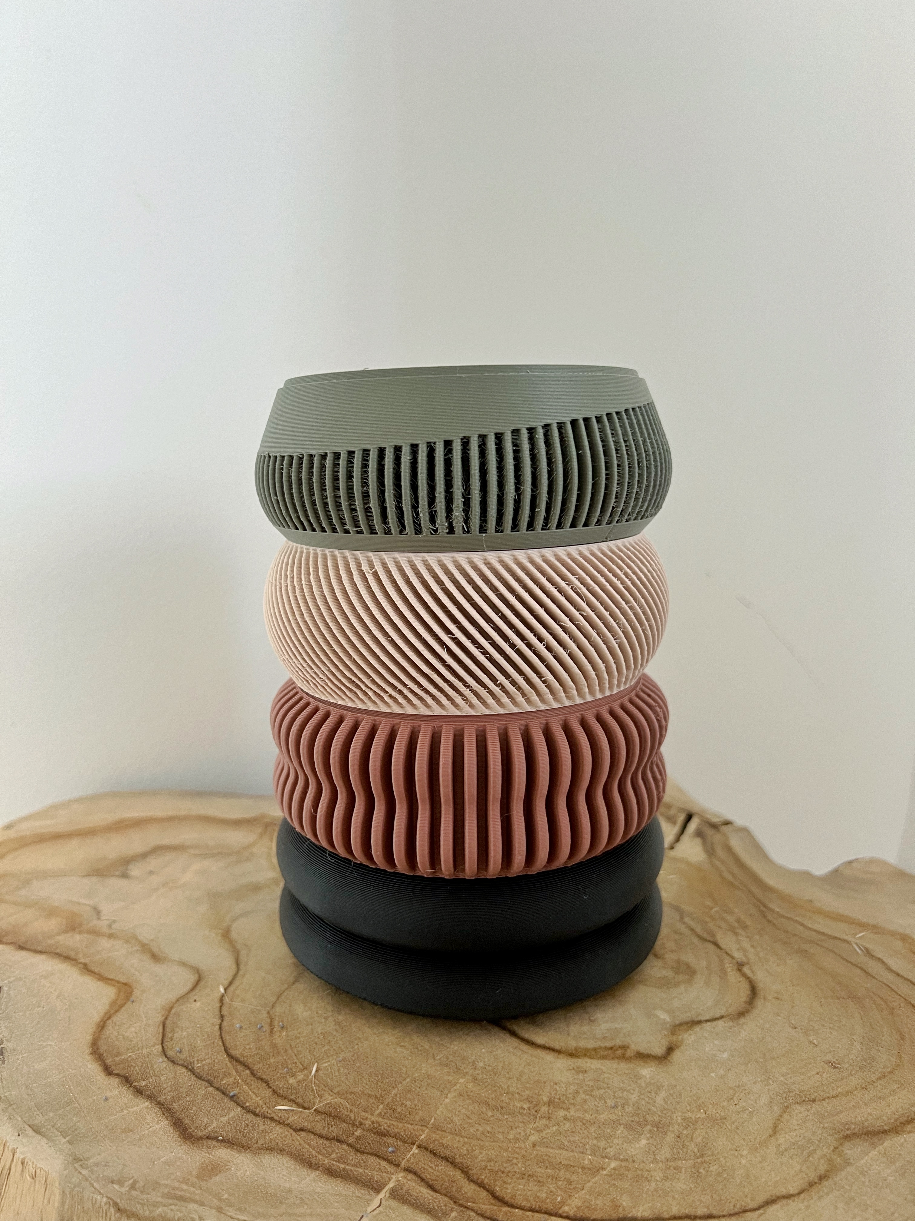 Miniatura 3 do modelo 3D stackable cup with diagonal grooves
