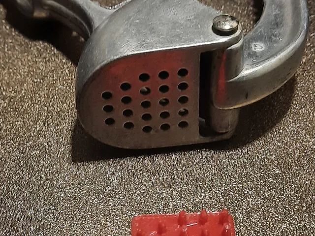 Garlicpress cleaner