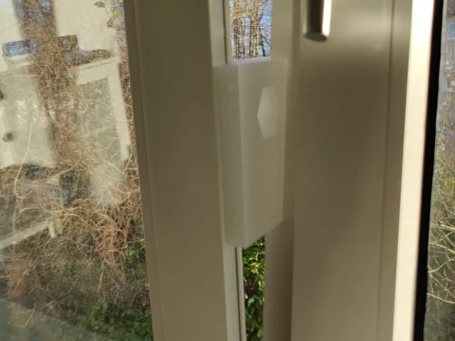 Tilted Window Stopper to safe Cats