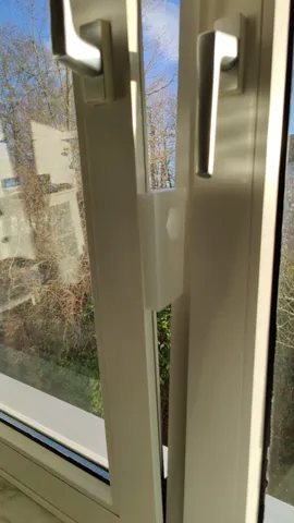 Tilted Window Stopper to safe Cats