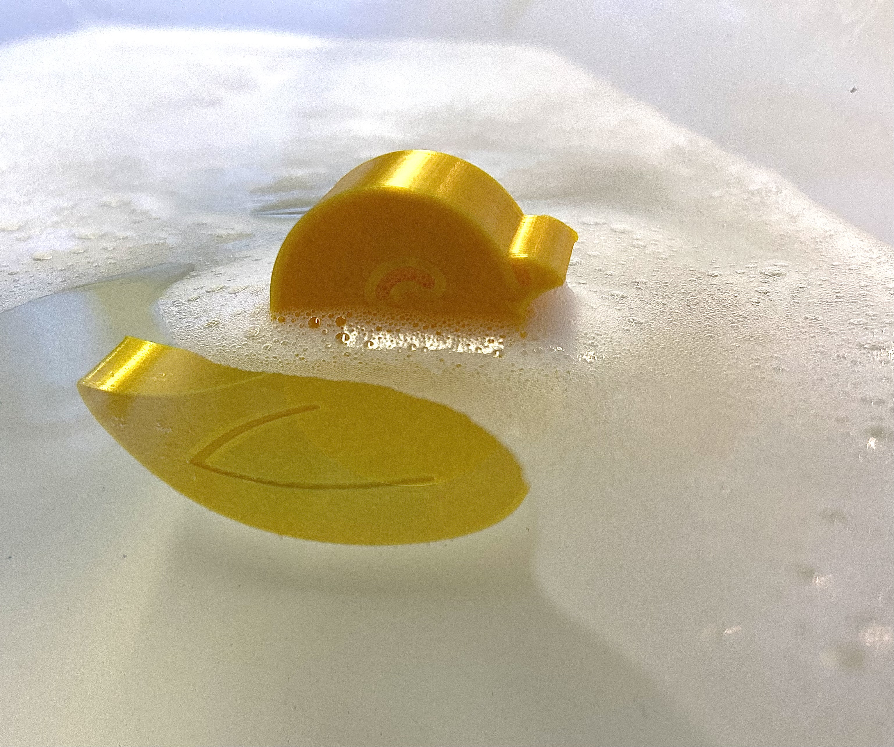 Bathtube Toy - Little Bathing Chick / Badespielzeug - Kleines Badewannen Küken