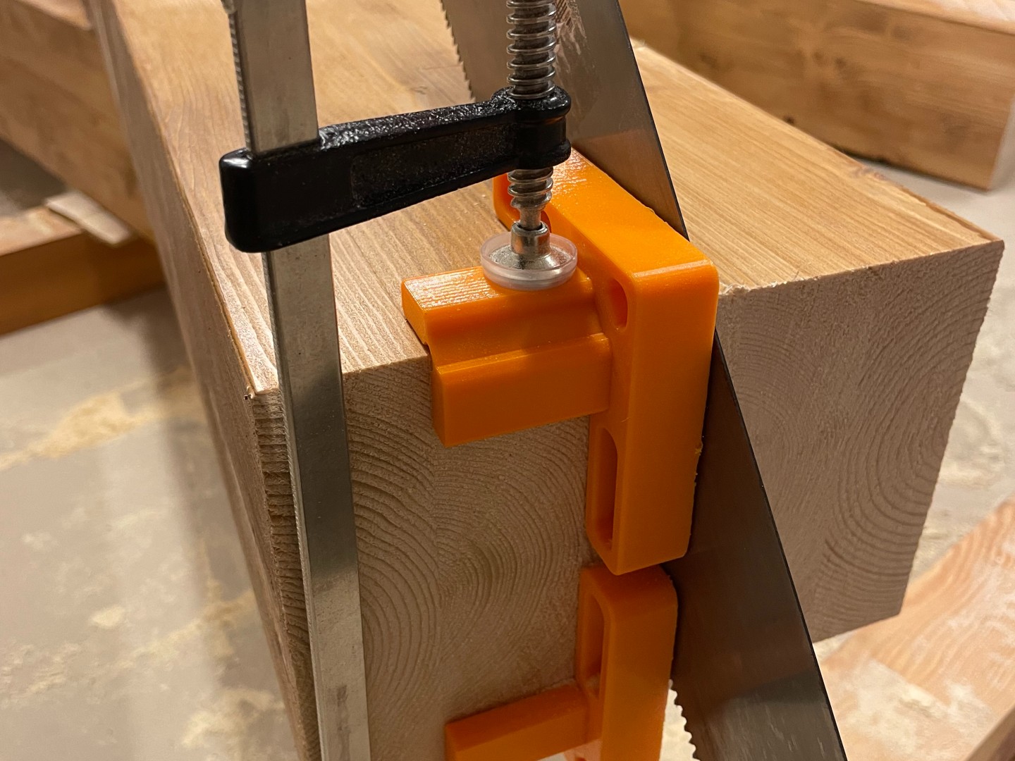 Corner saw cut guide