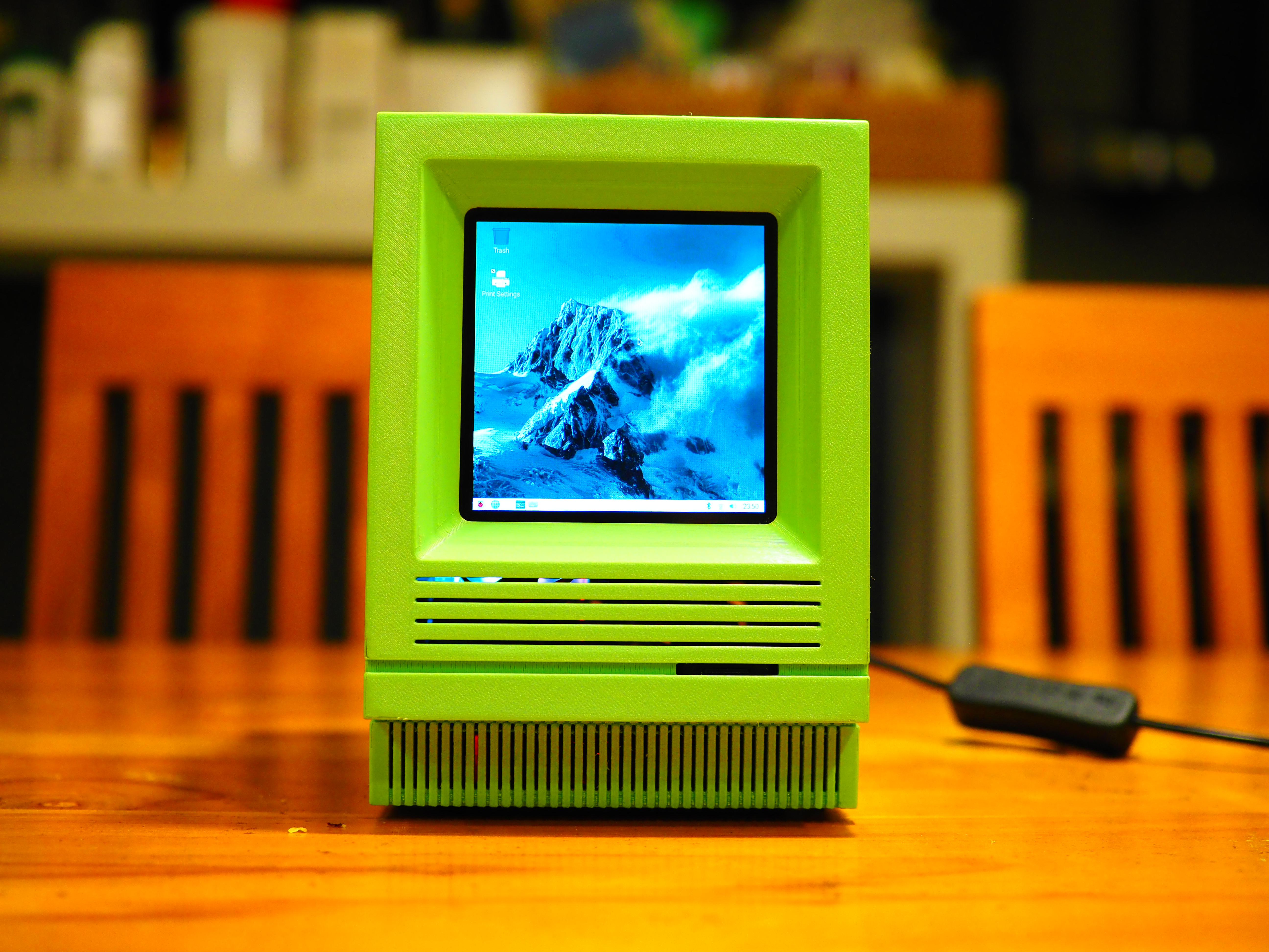 Raspberry Pi4 enclosure in the classical Apple Macintosh SE style