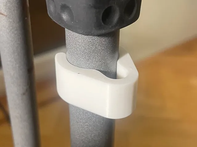 Microphone stand cable clip