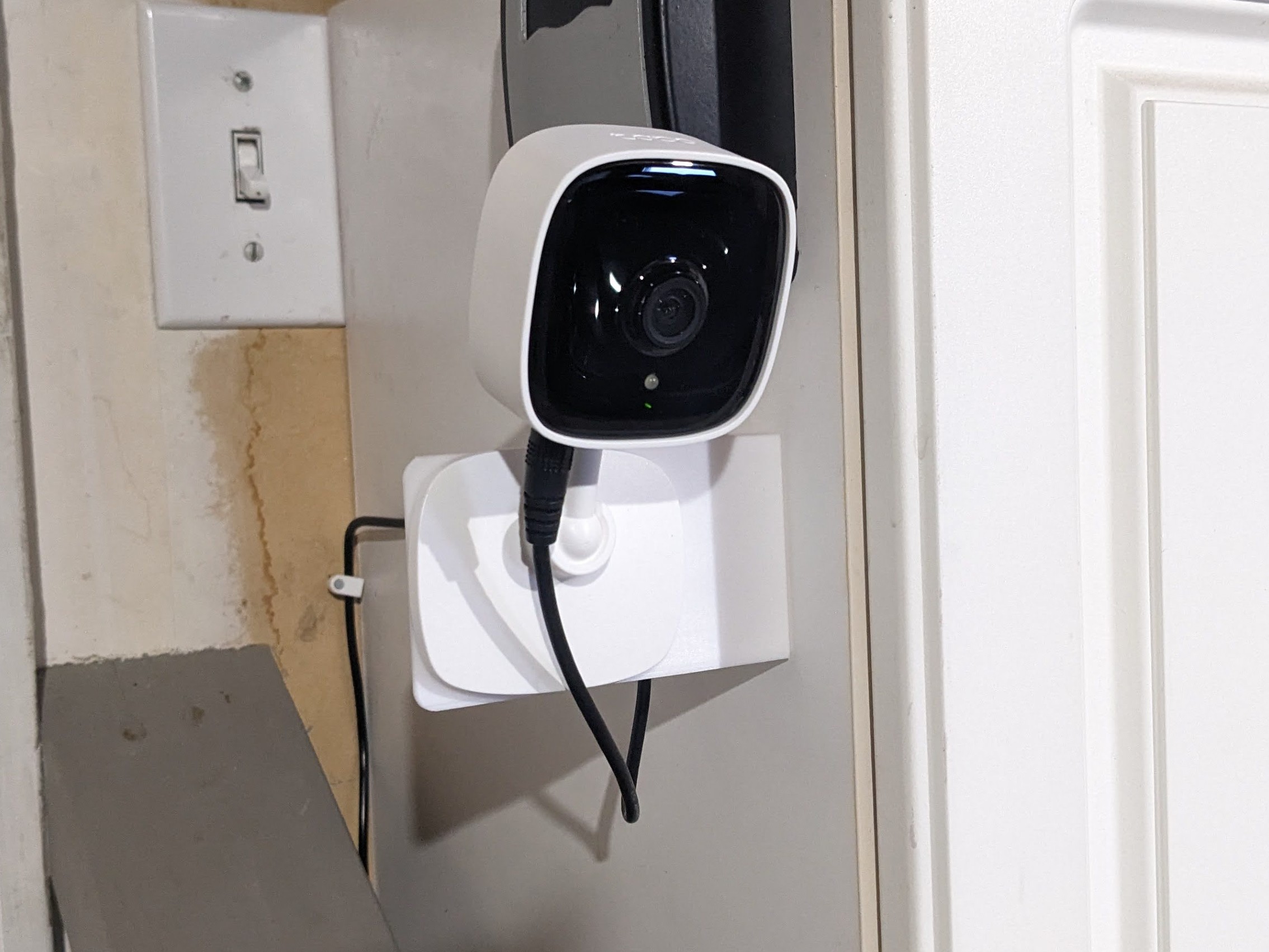 File:Tapo C100 security camera.jpg - Wikimedia Commons
