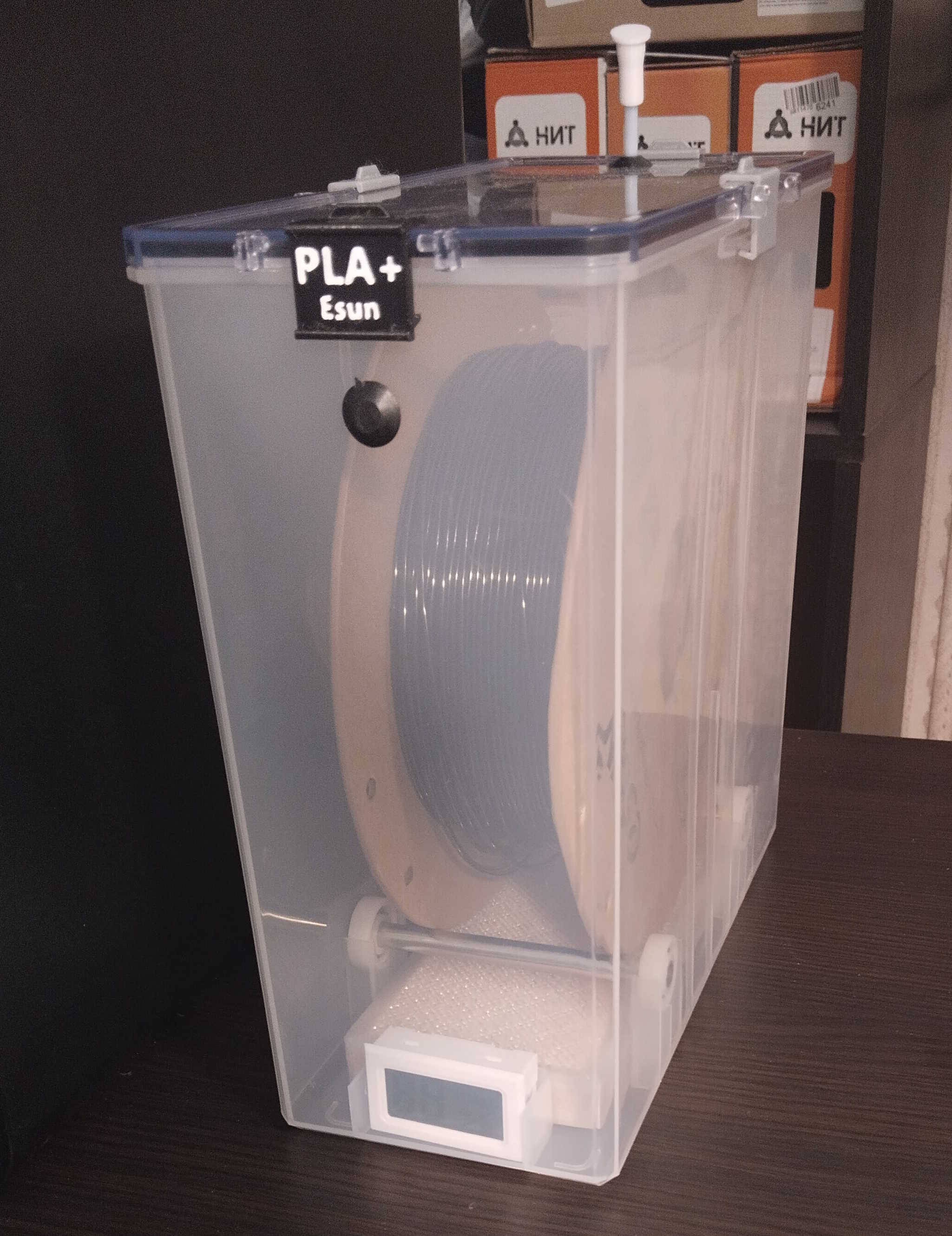 A clip with a tag for a Chinese dry box.