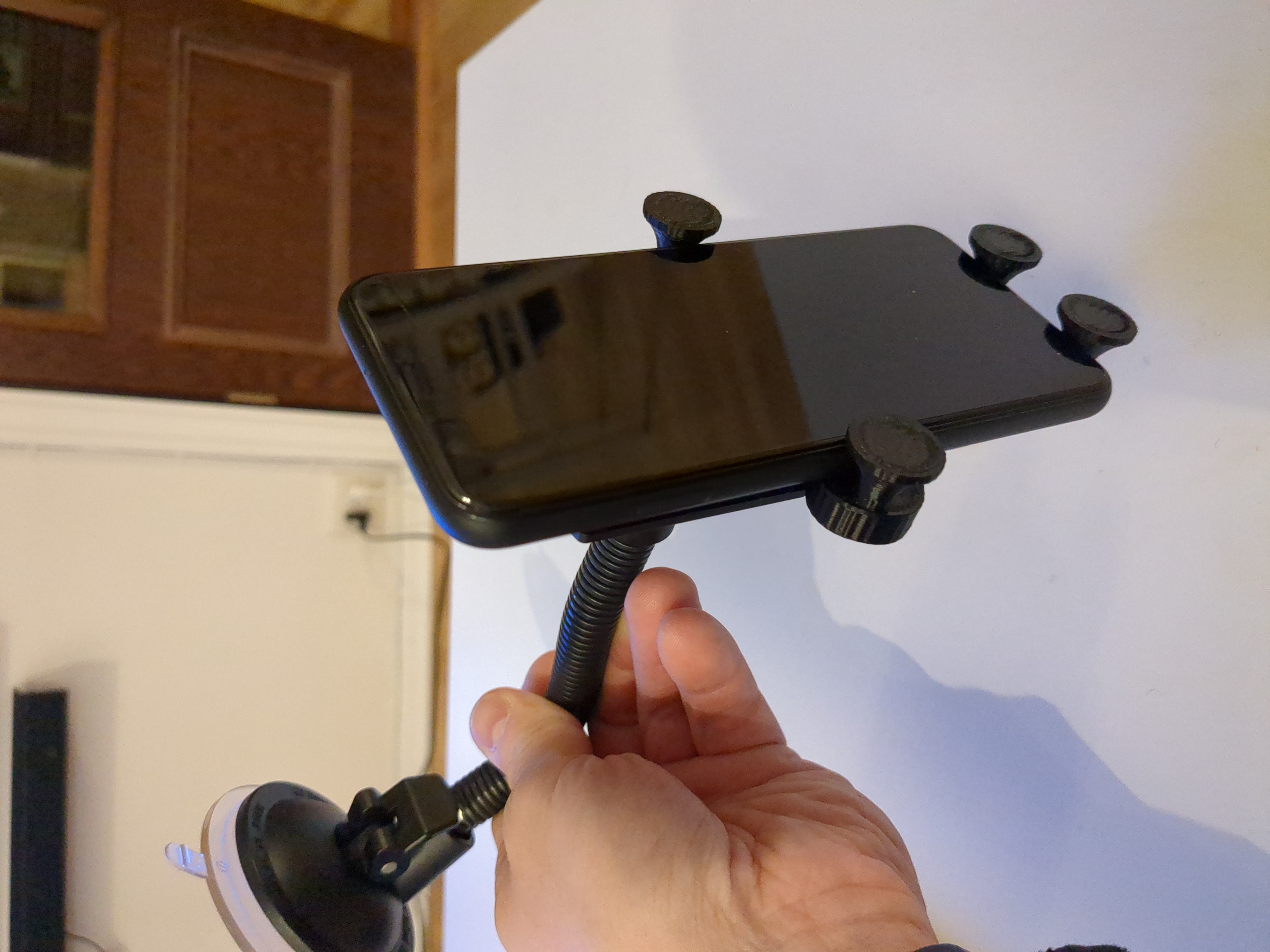 Universial Car mount for CellPhone "any" size phone by Kristian