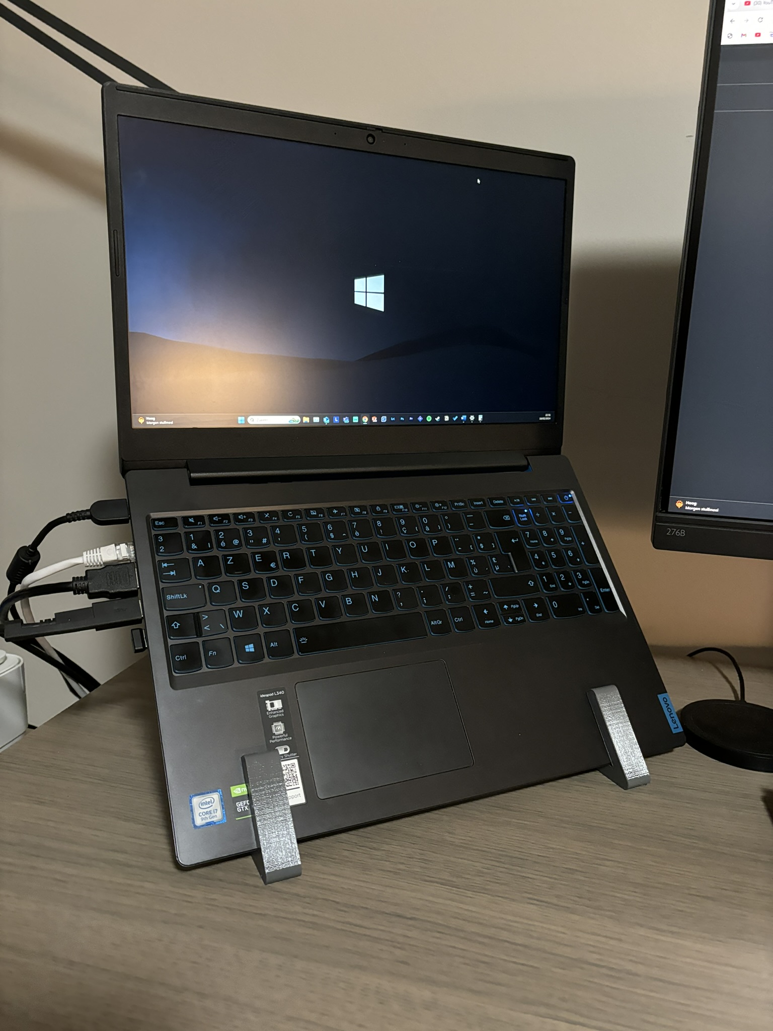 Simple laptop stand