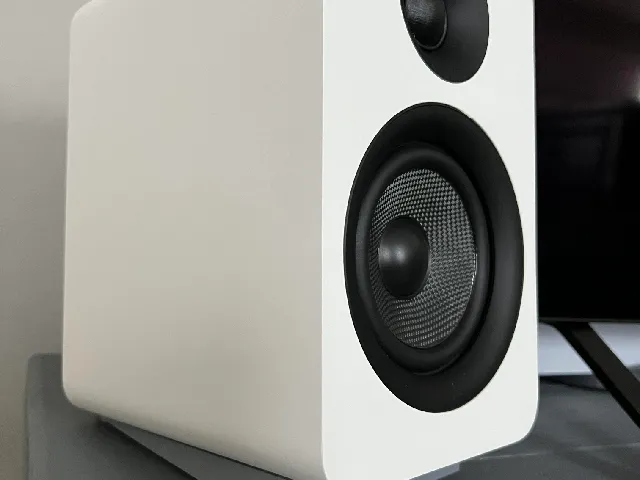 Bookshelf speaker angled stand