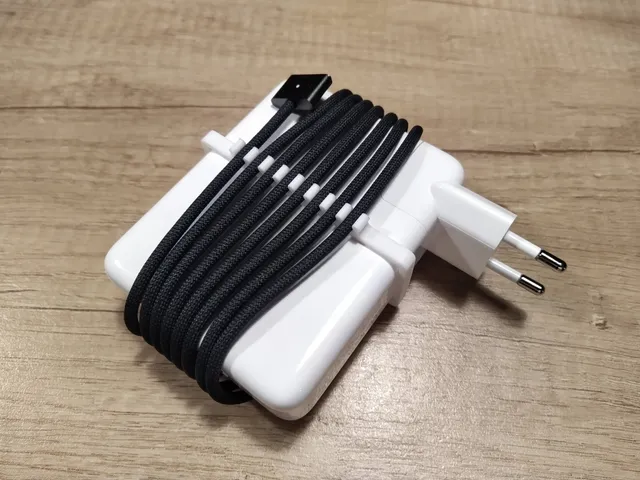 Macbook pro m3 - cable organizer