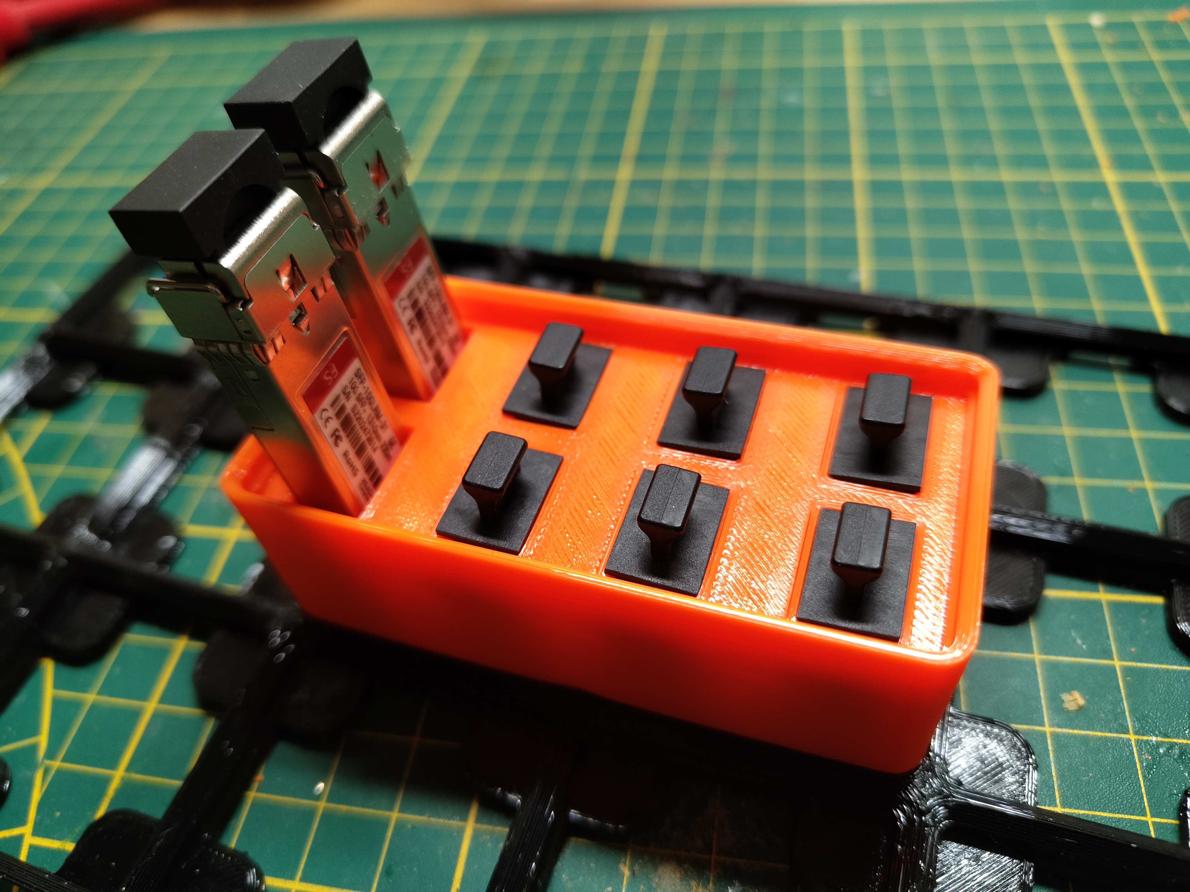 Gridfinity 8 SFP+/SFP28 Fiberoptic Transceiver holder