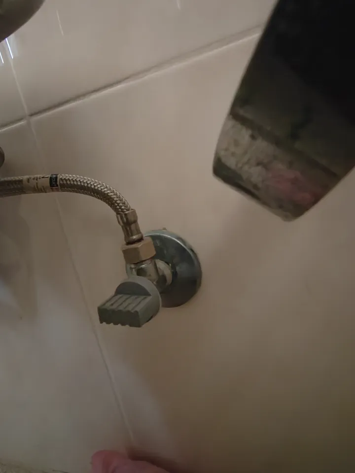 Como cambiar la llave de agua de la cisterna o lavabo 