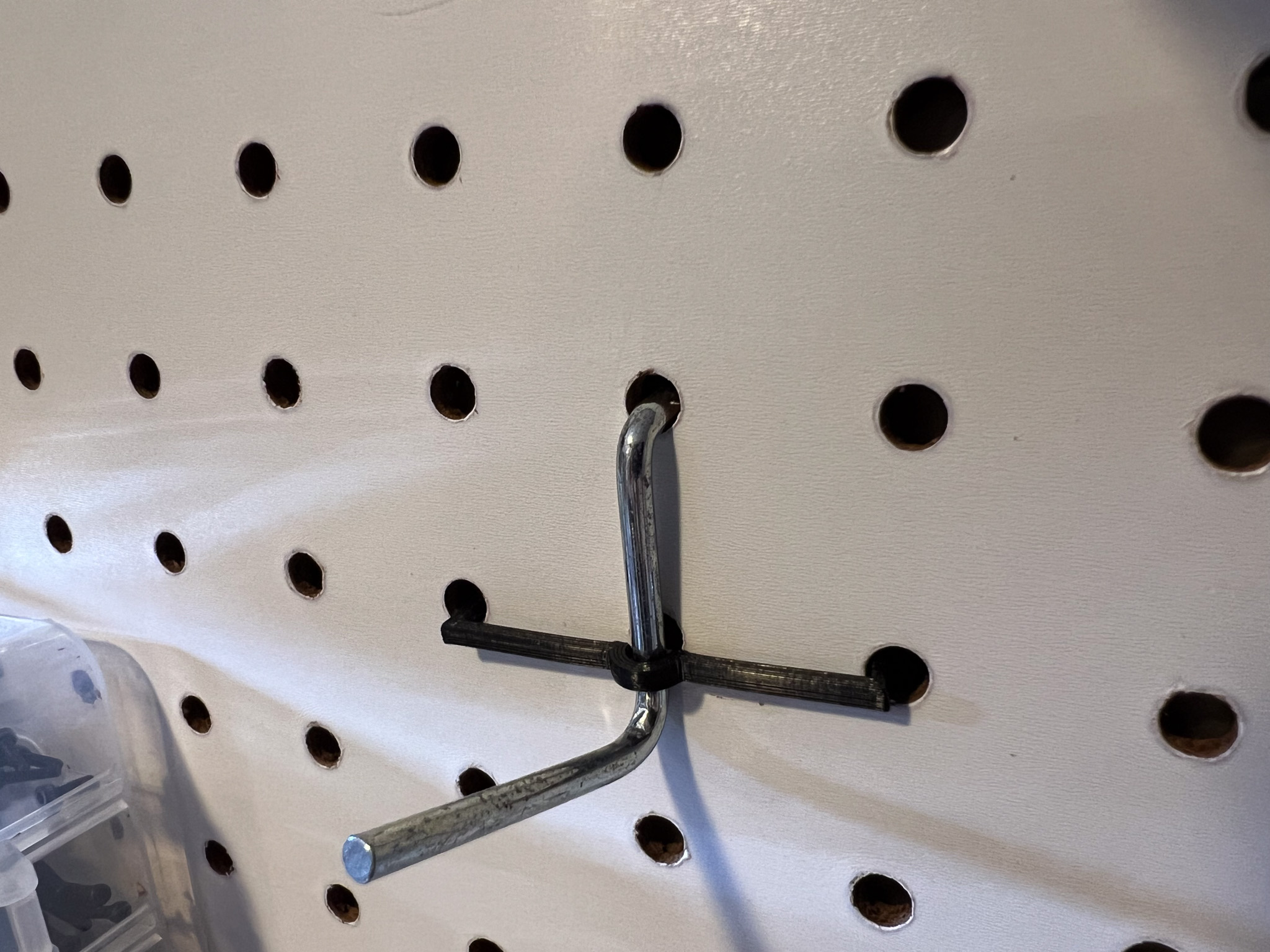 Pegboard Retainer M clip by bluenine Download free STL model