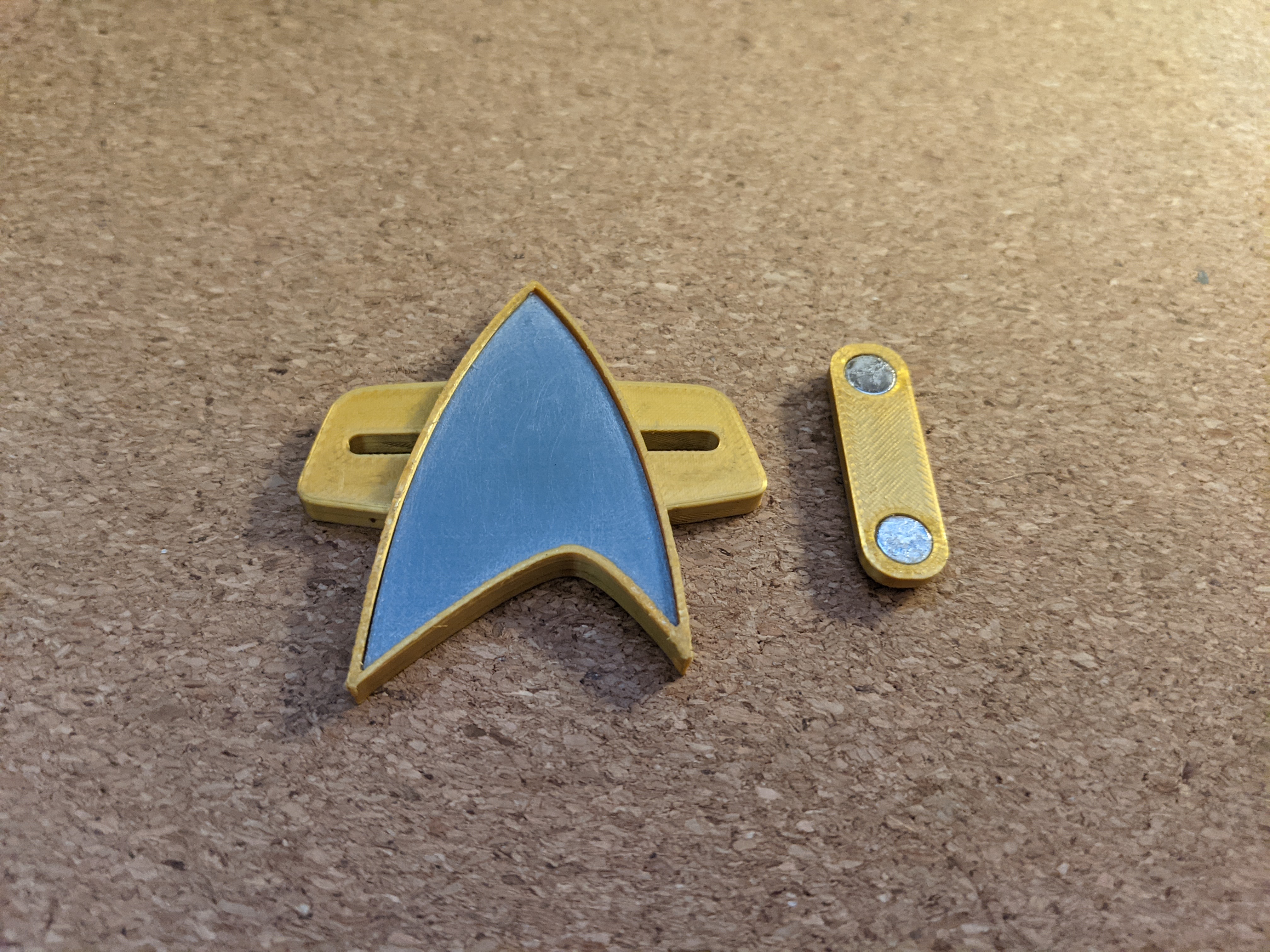 Star Trek Voyager/DS9 Comm Badge w. Magnet holes