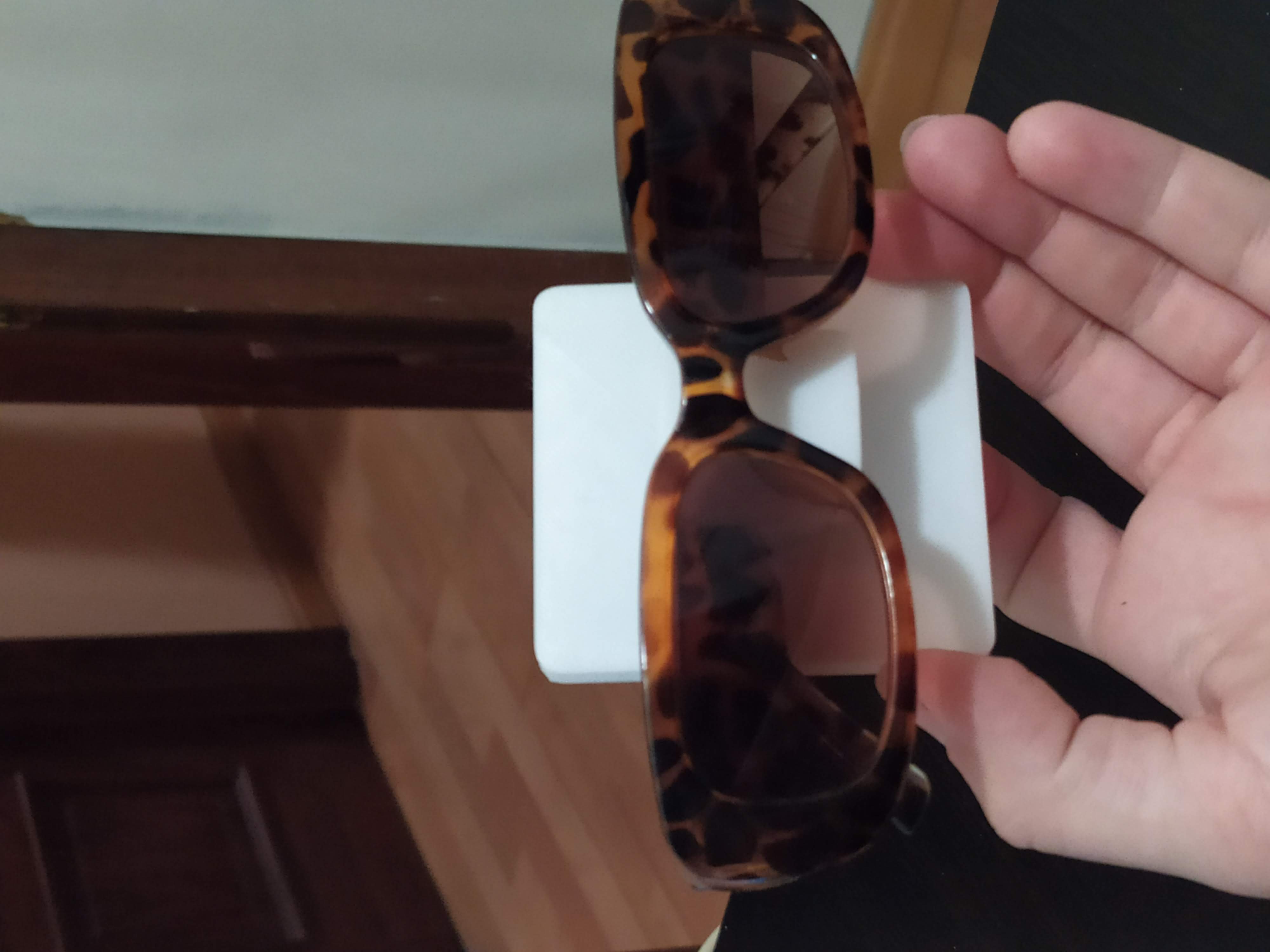 Wall support for glasses