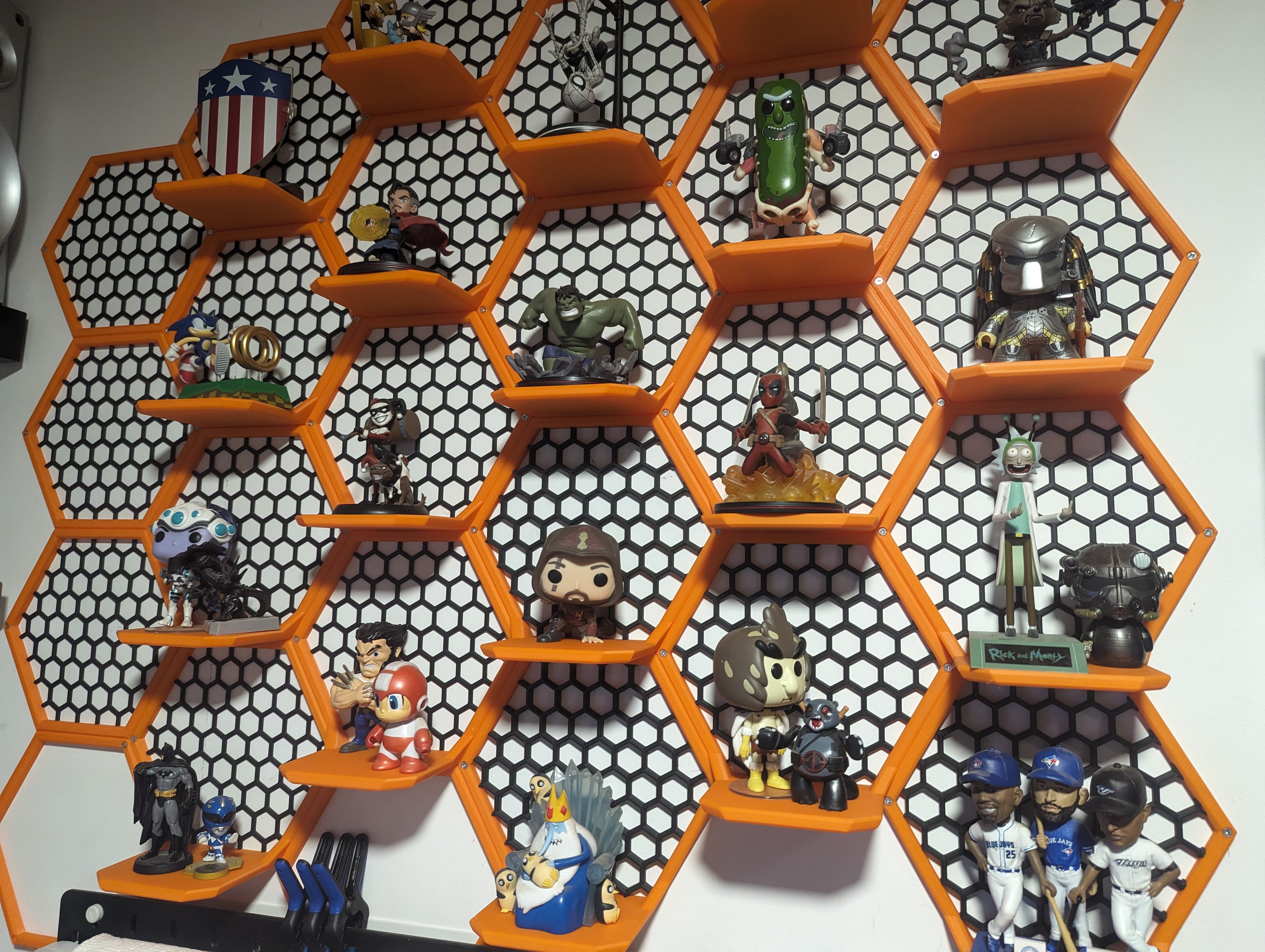 Honeycomb insert for display shelf