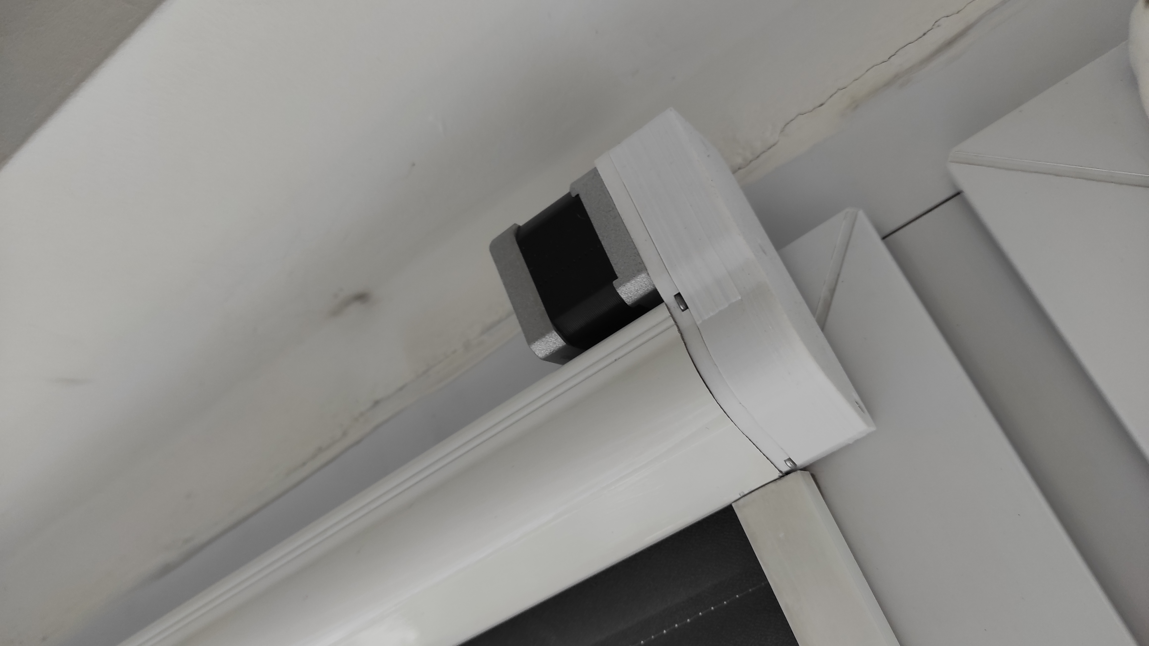Roller blind direct drive with belt gear.