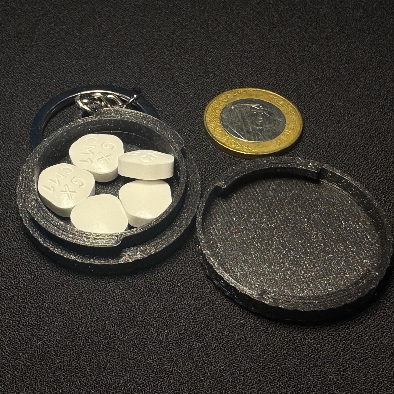 Miniatura 2 do modelo 3D Quick-Open Pill Container Keychain