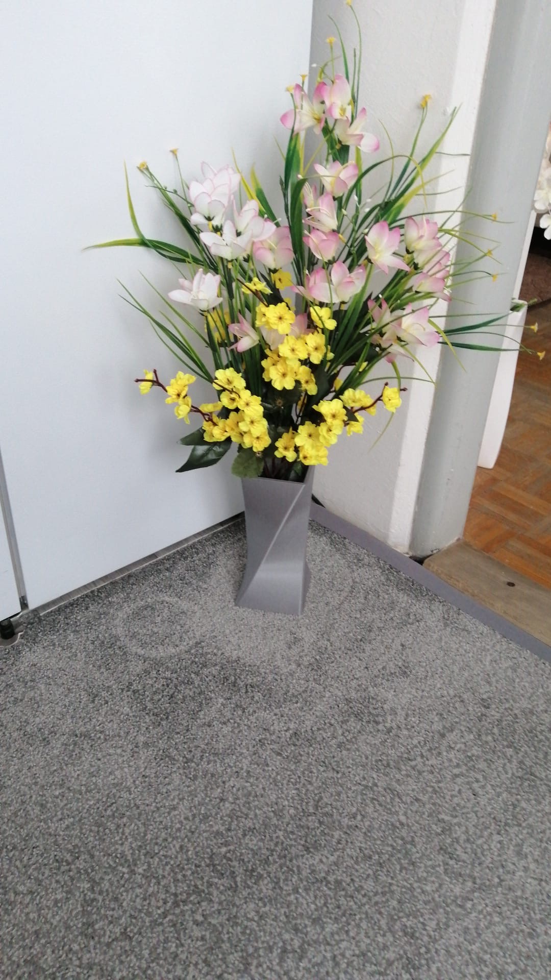 Velká váza na umělou kytku - A large vase for an artificial flower