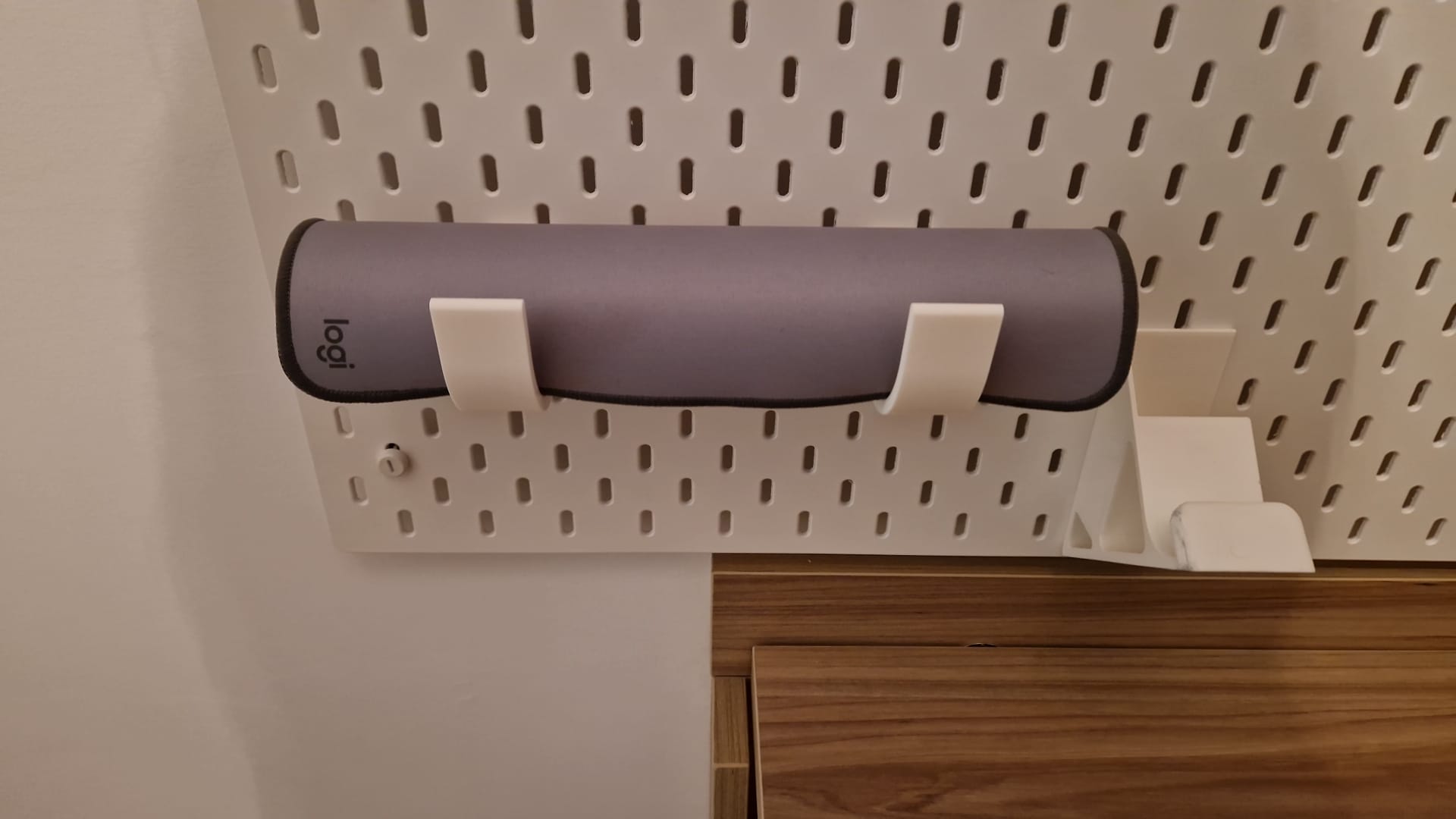 Mat holder for skadis ikea system