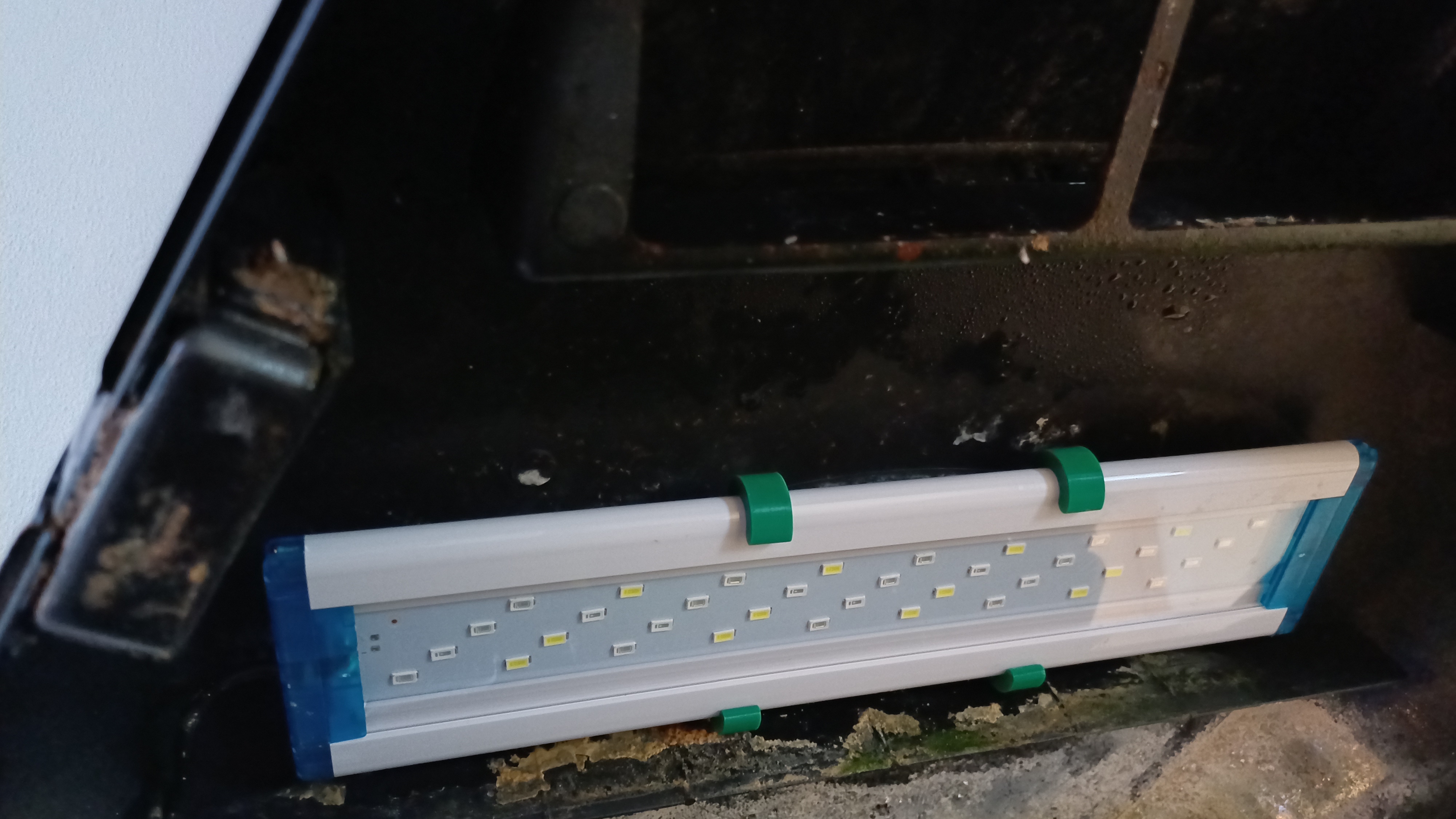 Držák led osvětlení akvária 6ti úhelník  + univerzální držák .Led holder for aquarium lighting (6-point angle - replacement for DZ bulb in original housing)