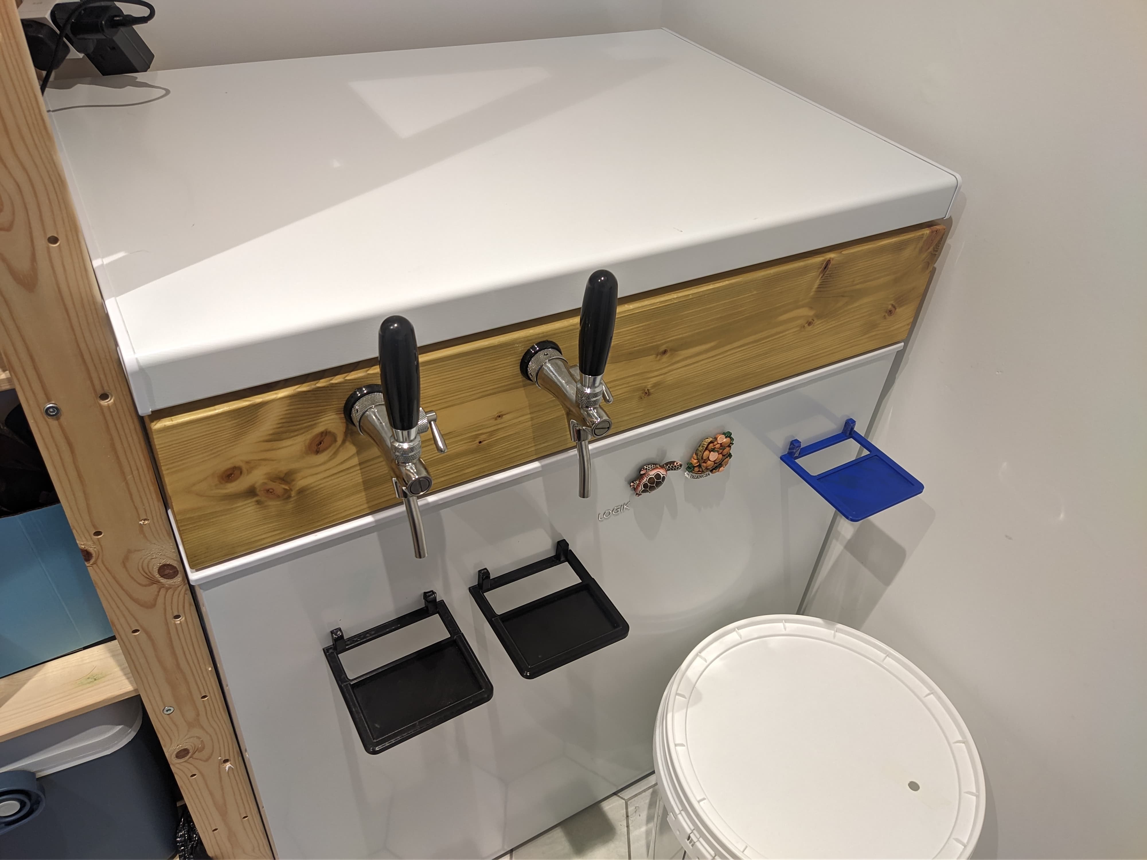 Kegerator/keezer magnetic drip tray