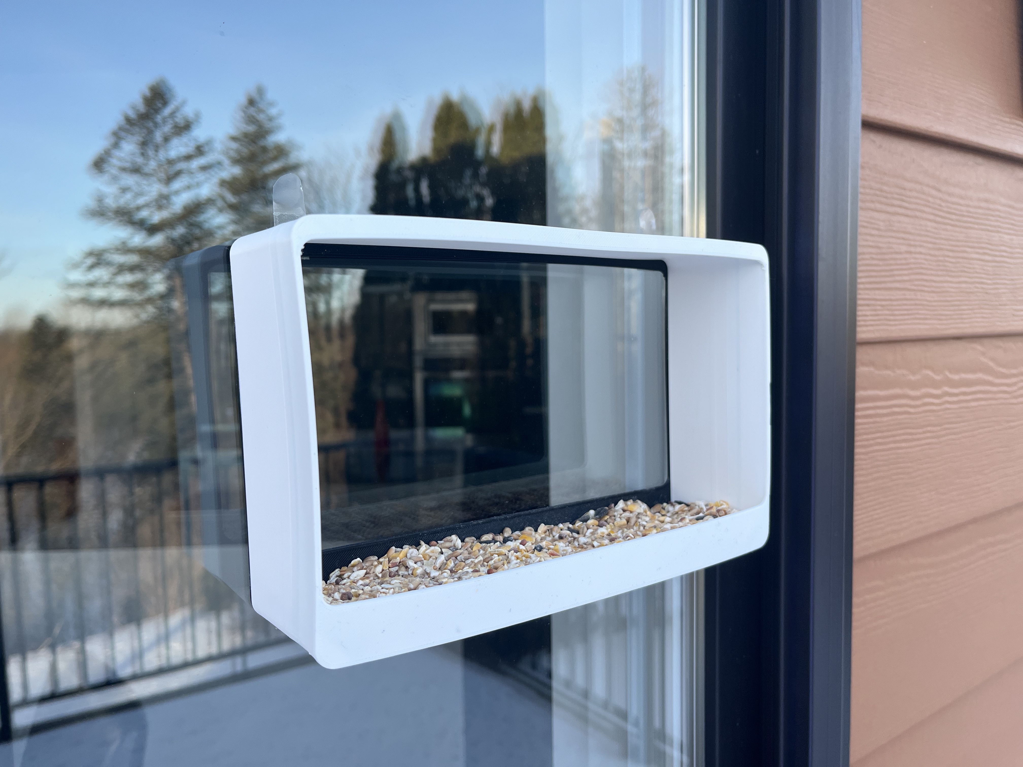 Modern window birdfeeder