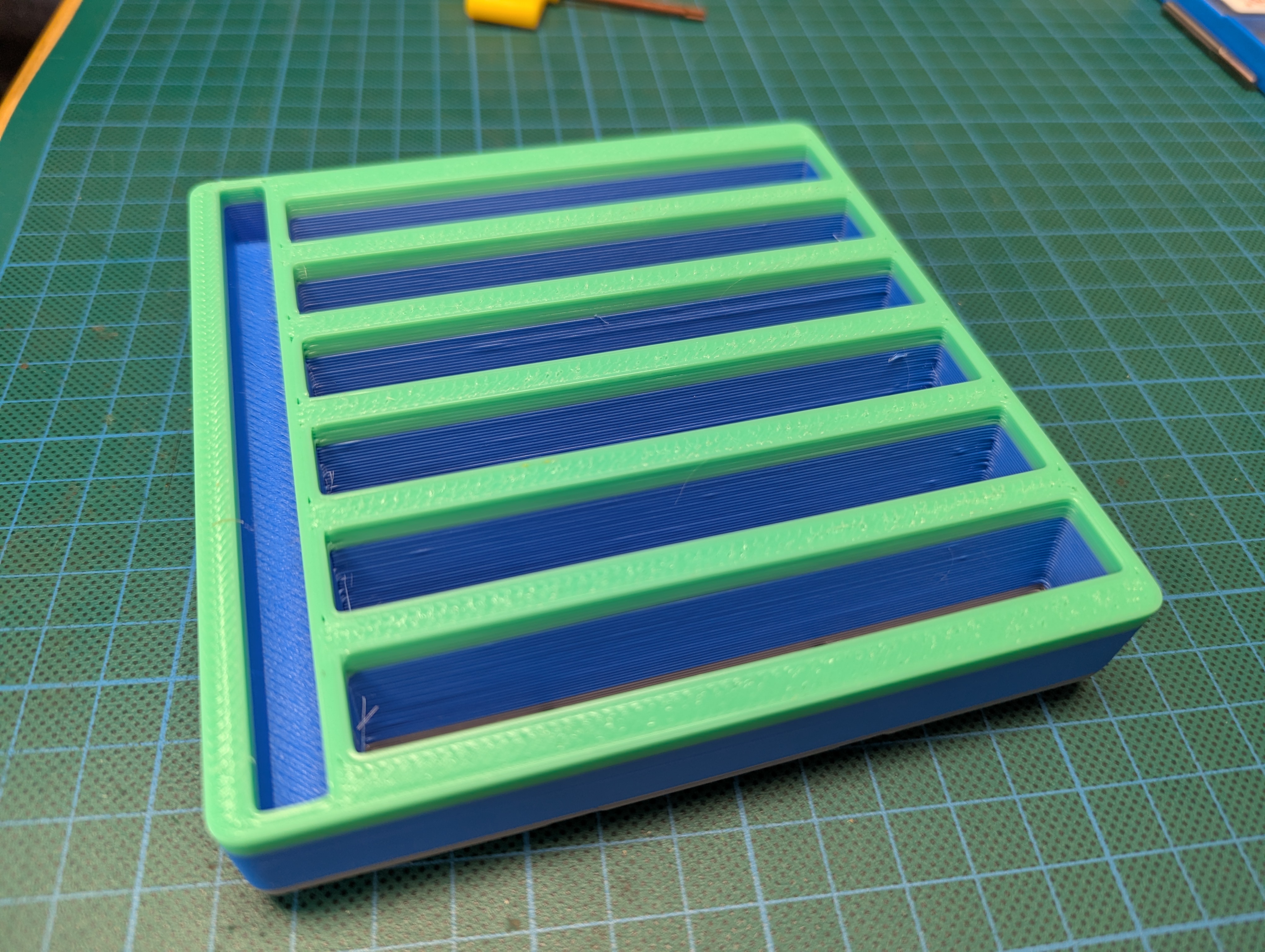 Gridfinity tray for landscape indexable insert boxes with 15 degree angle