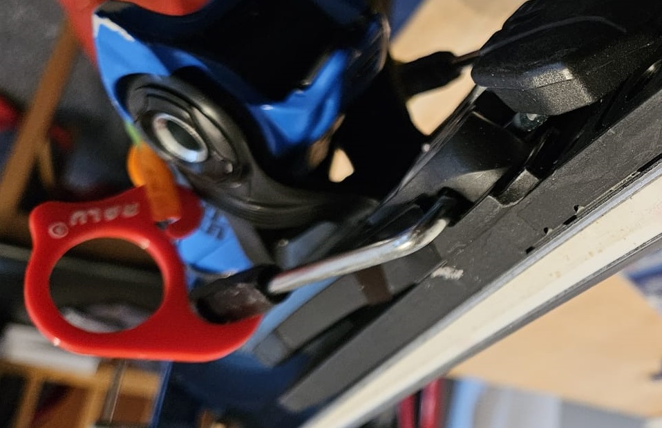 Brake Retainer with Hook (SKI)