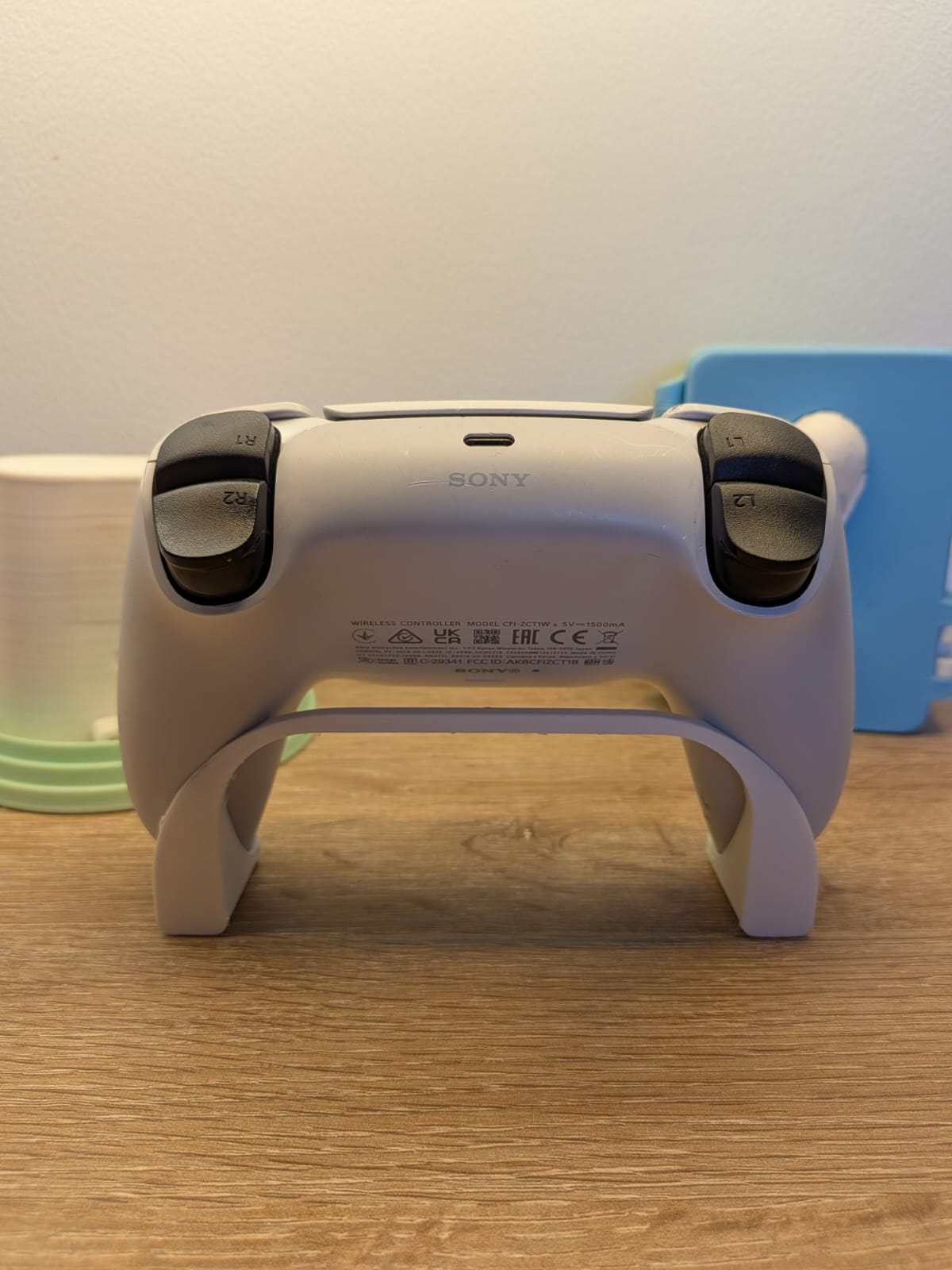 Miniatura 2 do modelo 3D PS5 Controller Stand
