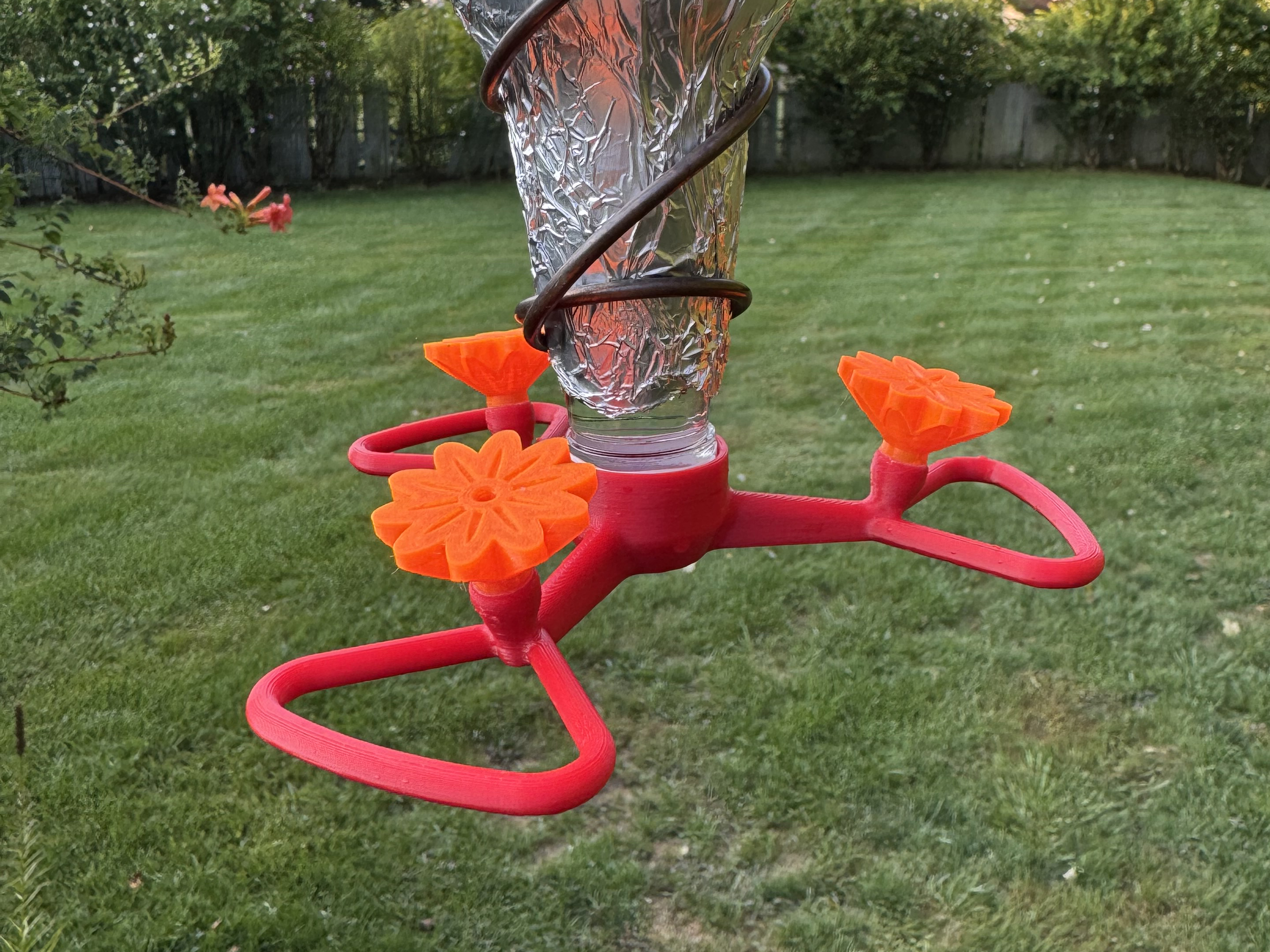 Hummingbird Feeder with Concave Flowers and Bee Guard