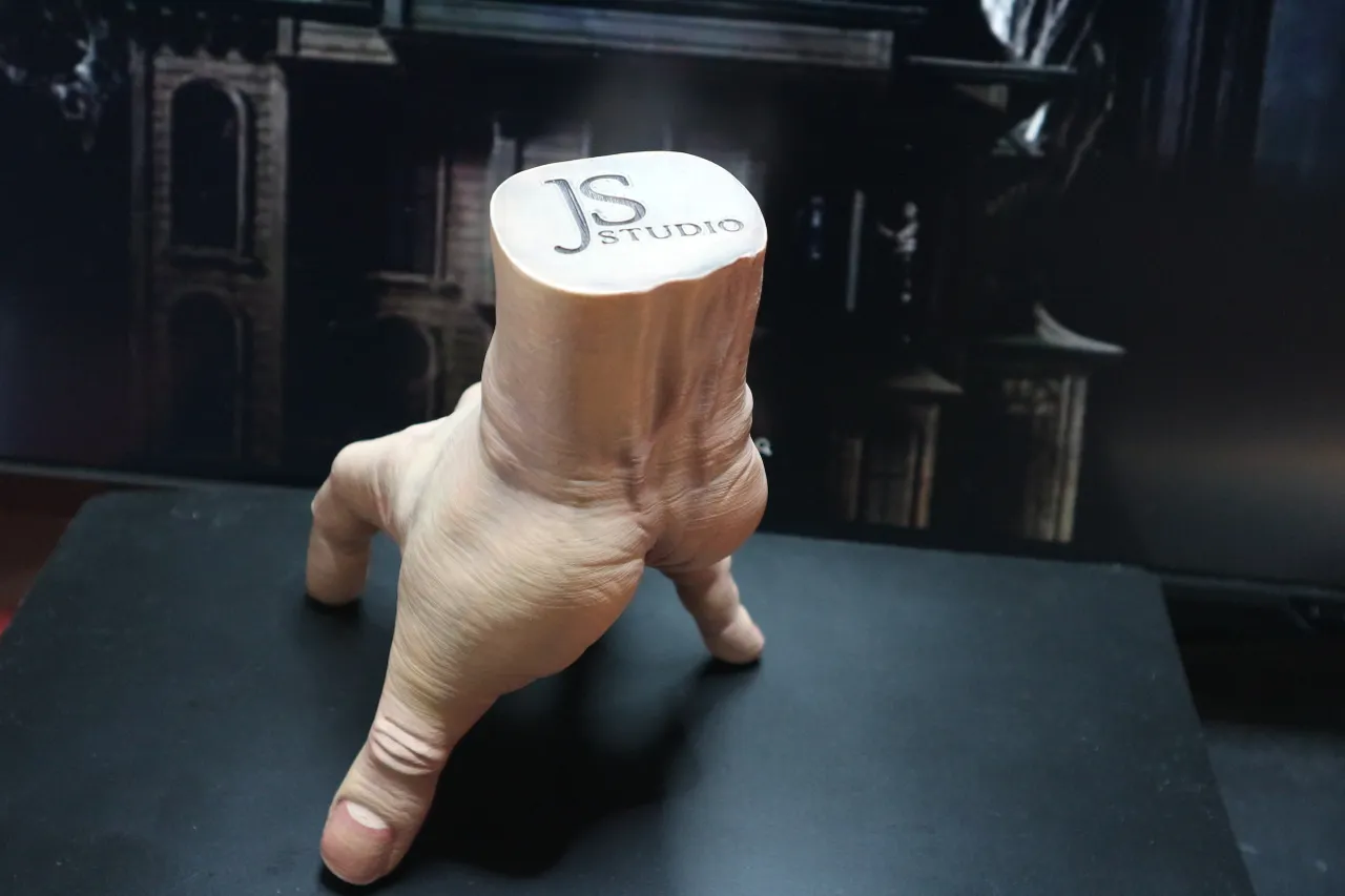 STL file Thing, the hand from Addams Family ✋・3D printable model