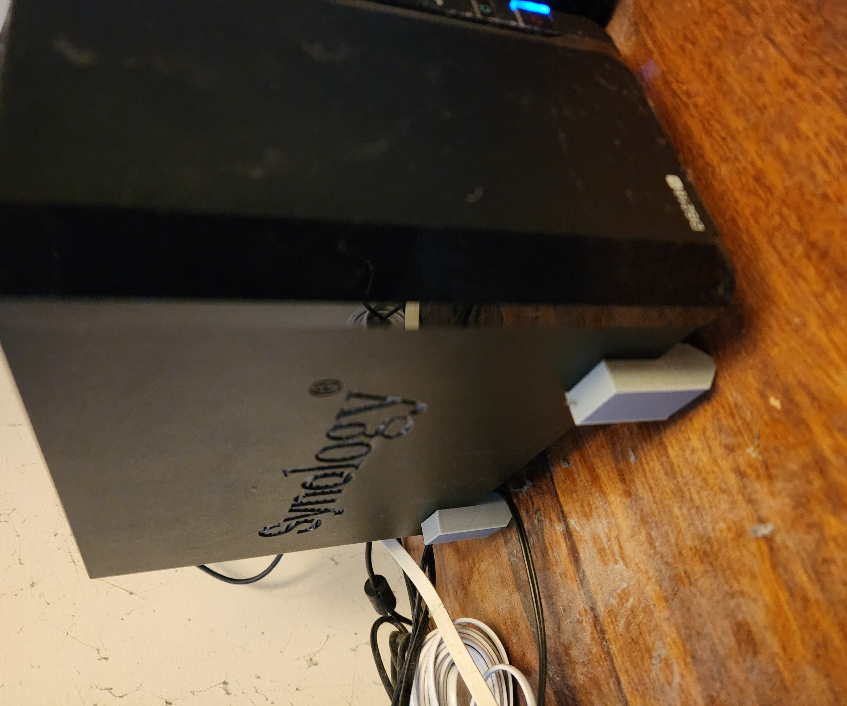 Synology DS218+ vibration-dampening legs