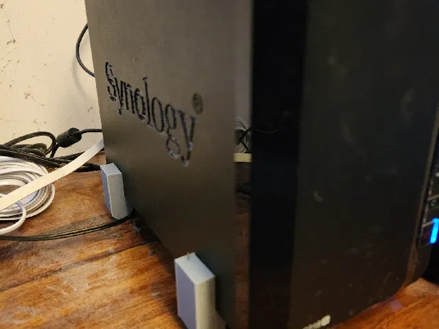 Synology DS218+ vibration-dampening legs