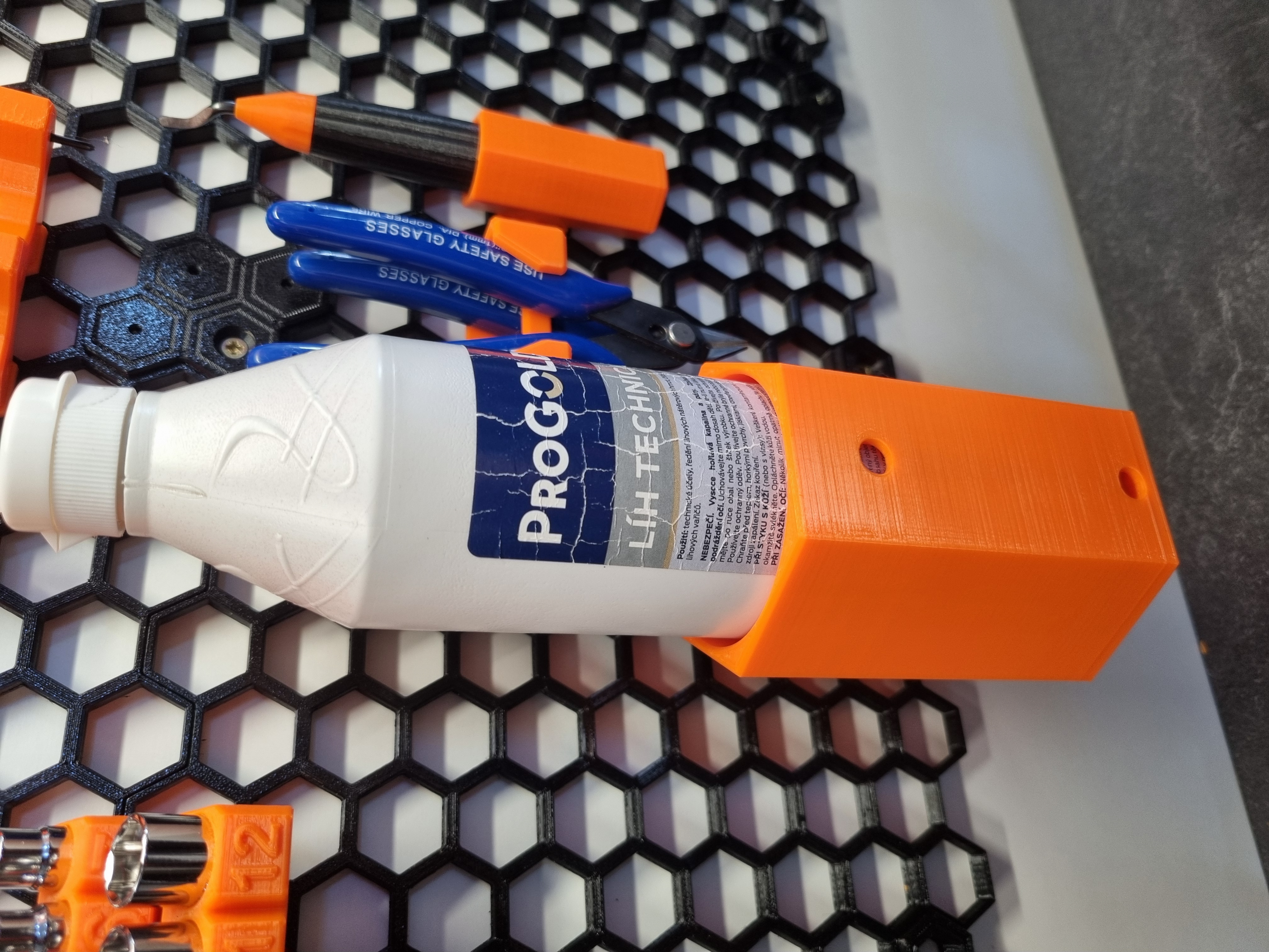Honeycomb wall bottle holder