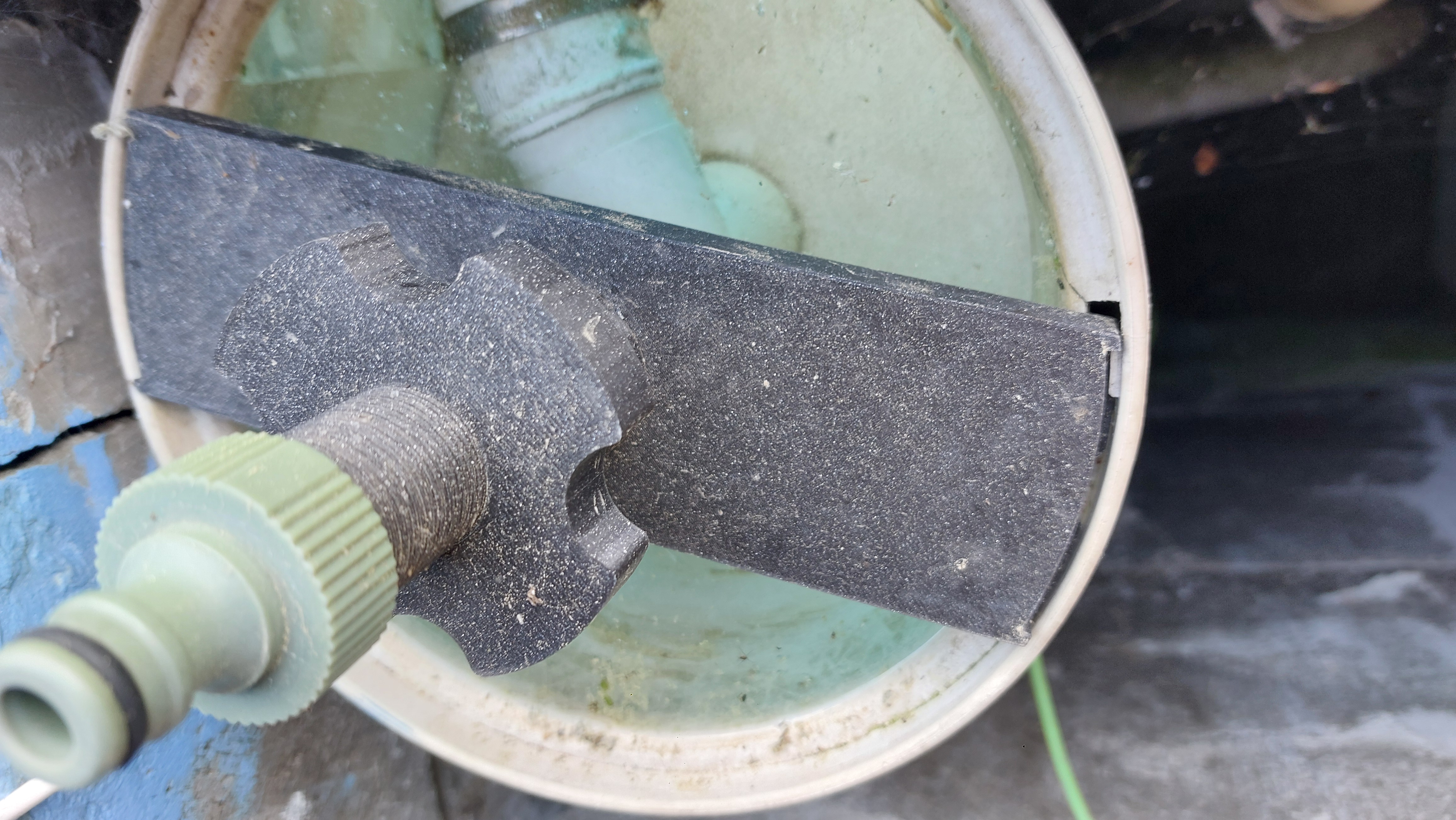 Swimming pool - vacuum cleaner flap pressure with water addition option