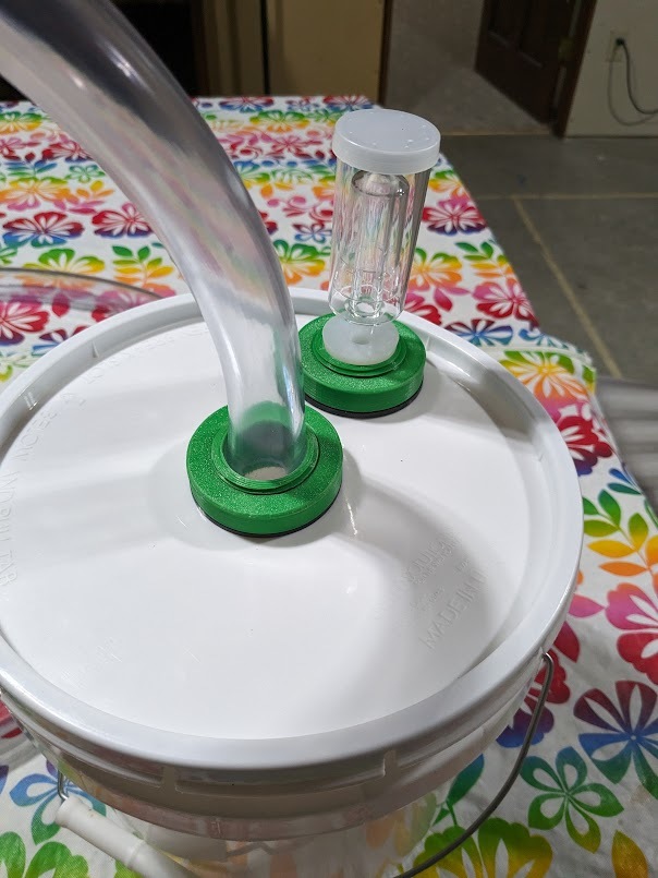 Brewing bulkhead for bung or pipe/blow off tube in a bucket lid by