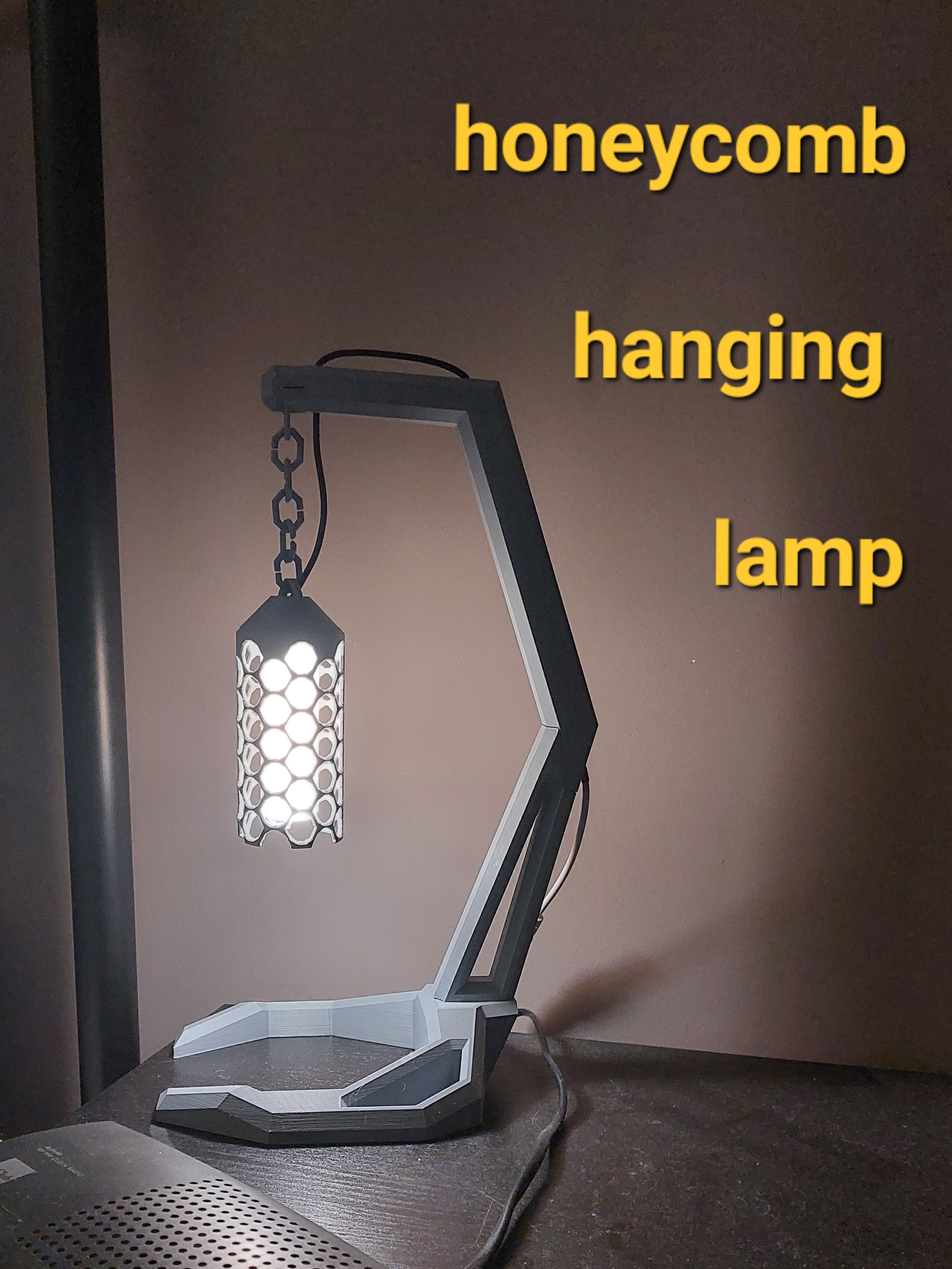 Hanging honeycomb desk lamp