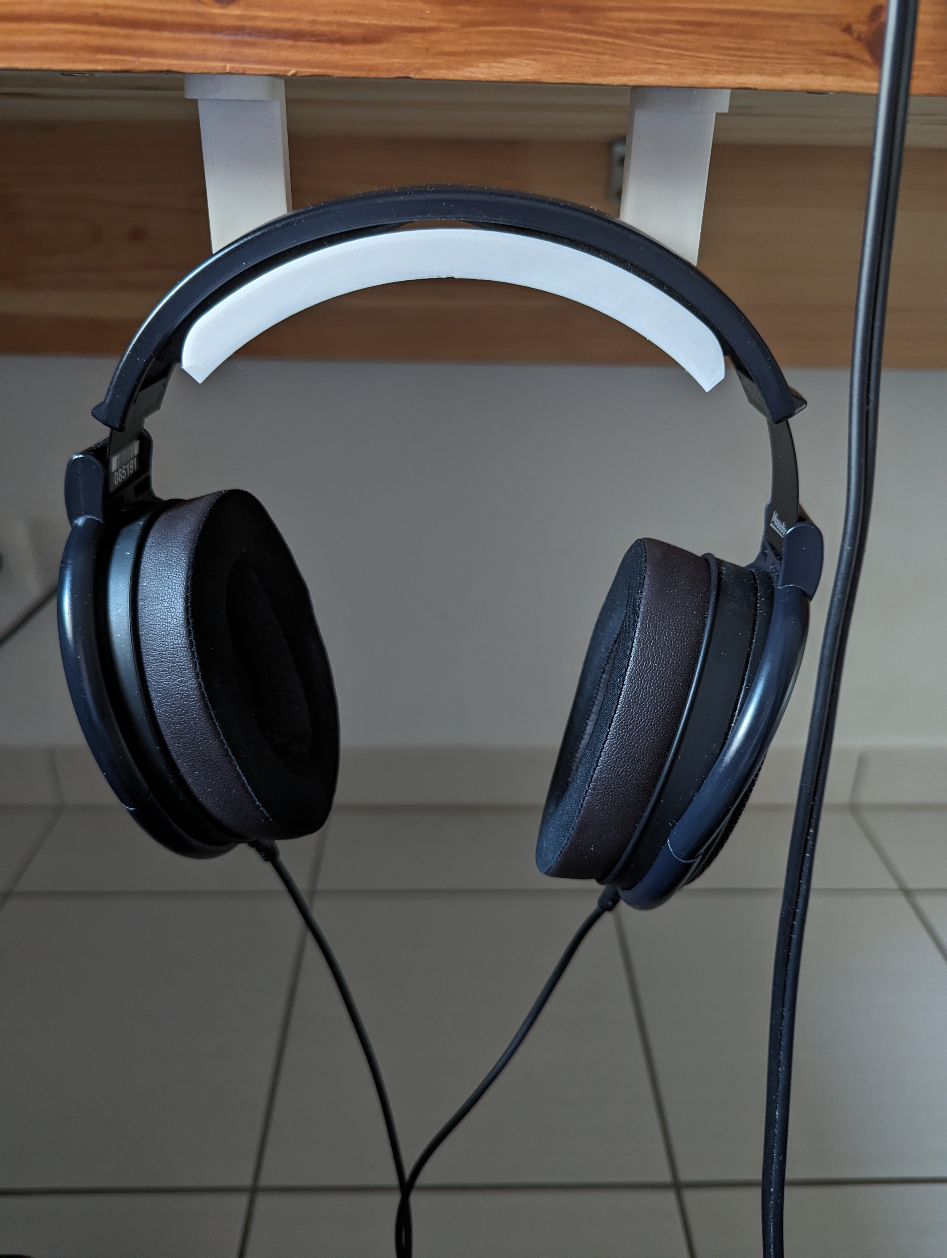 Yet Another Hidden Headphone Hanger ( YAHHH ) V2 Big headphones friendly