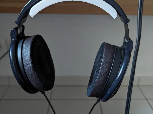 Yet Another Hidden Headphone Hanger ( YAHHH ) V2 Big headphones friendly
