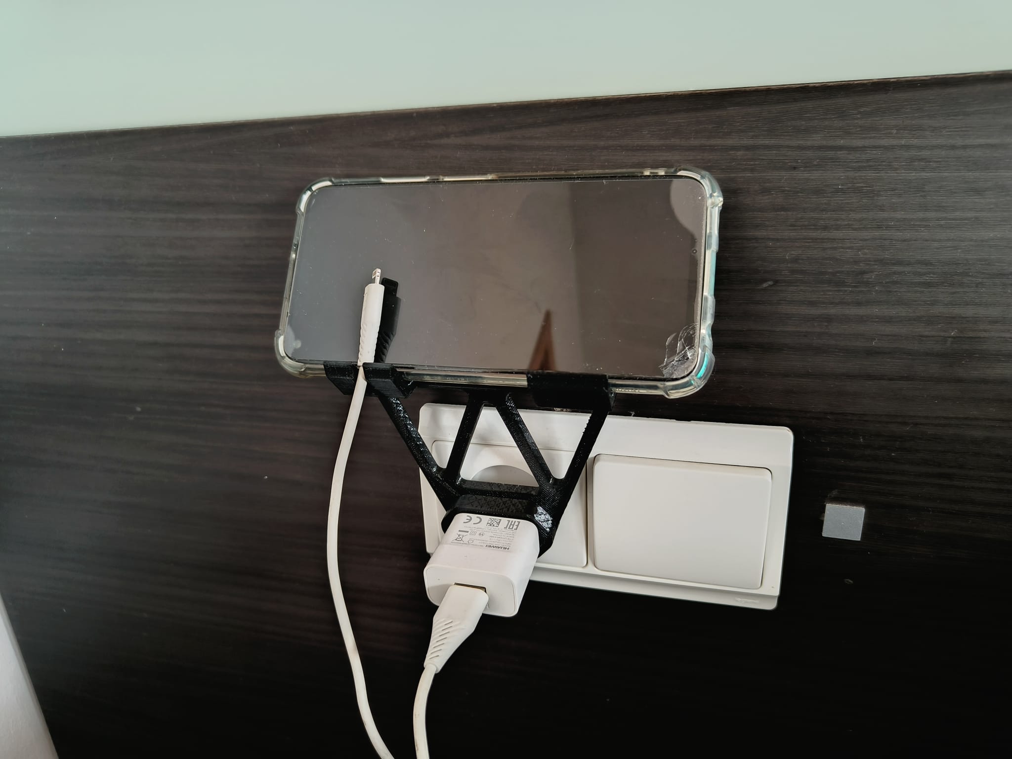 Soporte de móvil para cargador (Mobile phone holder for charger)