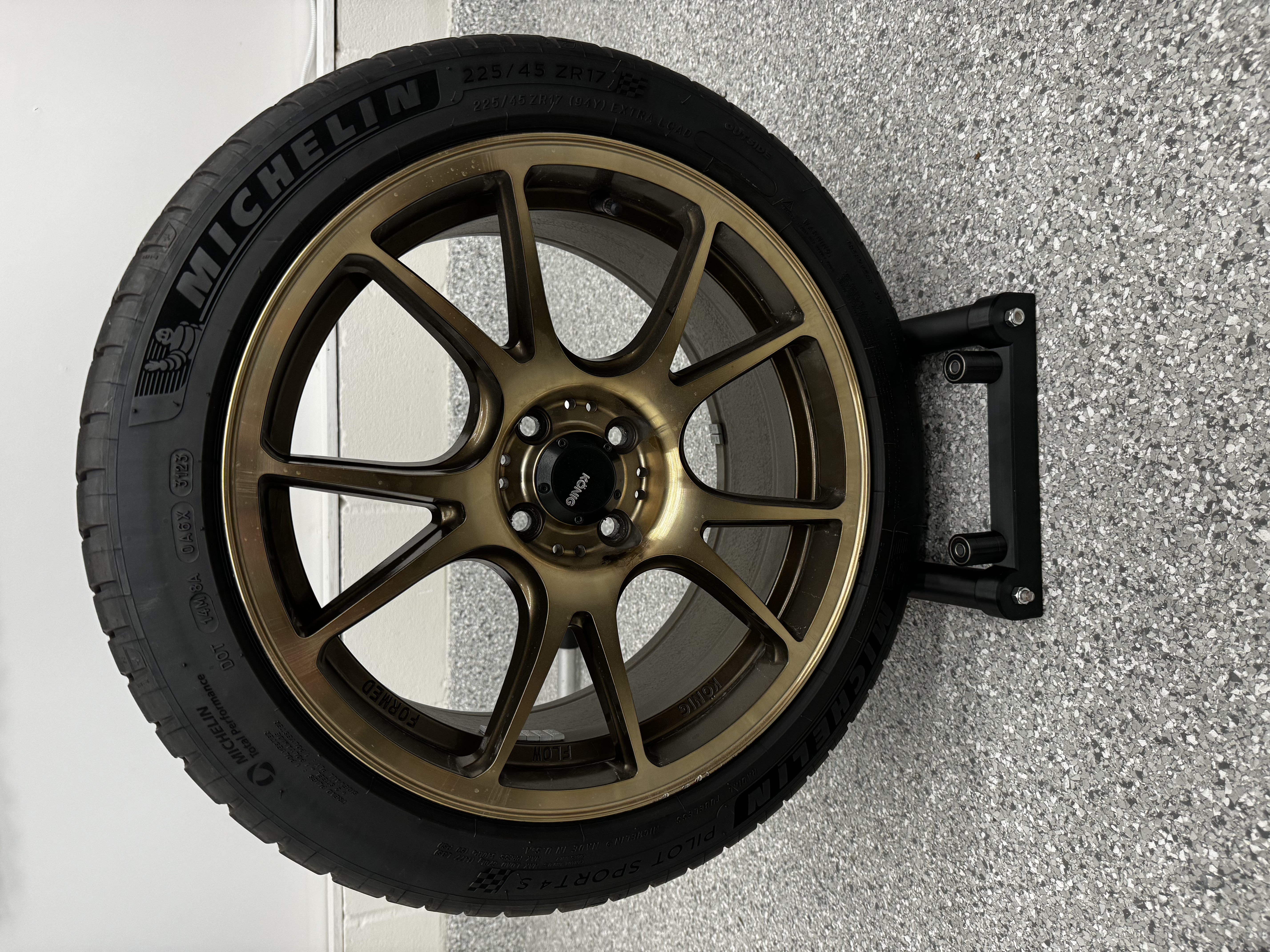 Wheel detailing roller stand