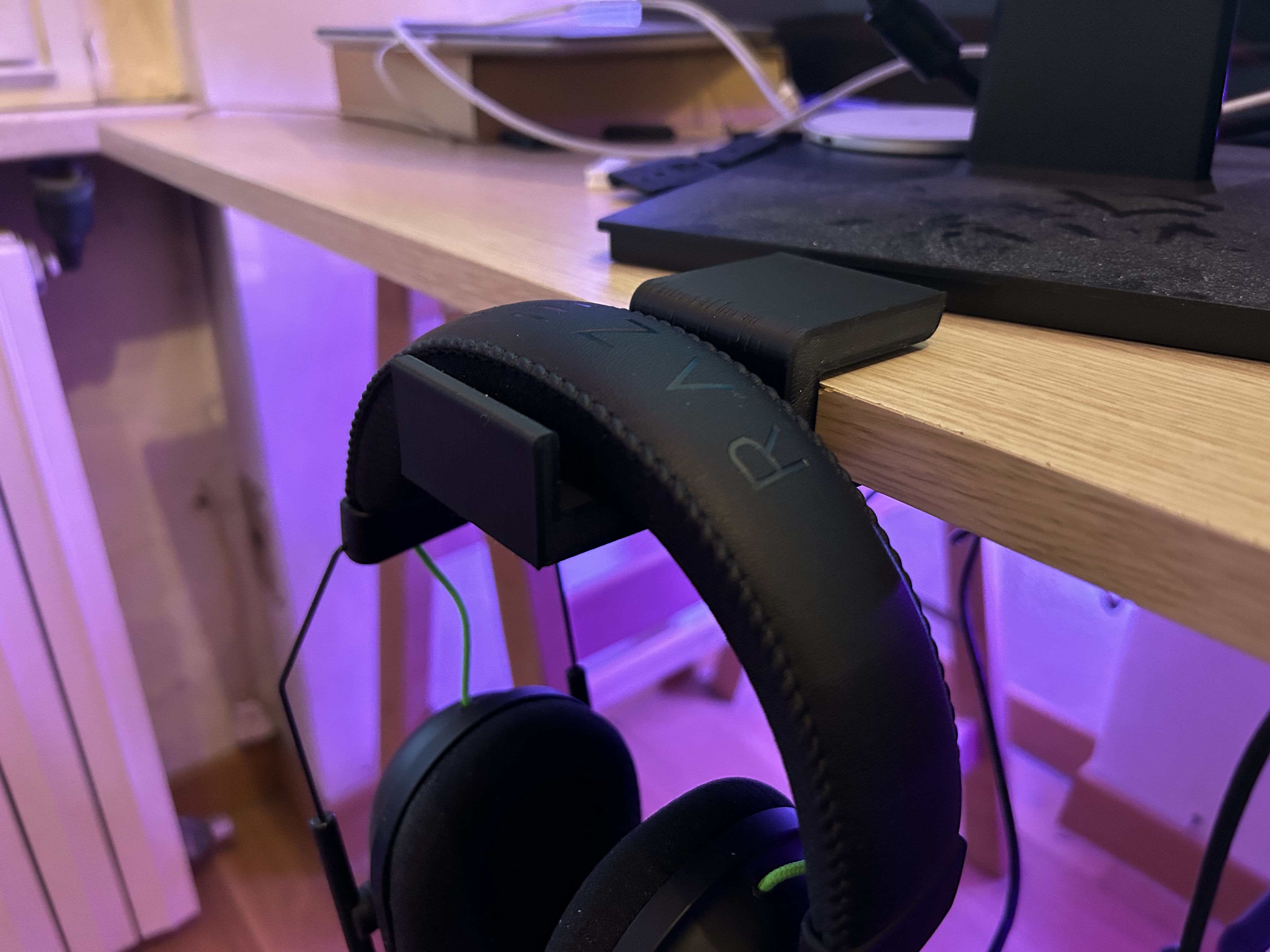 Headset table hanger