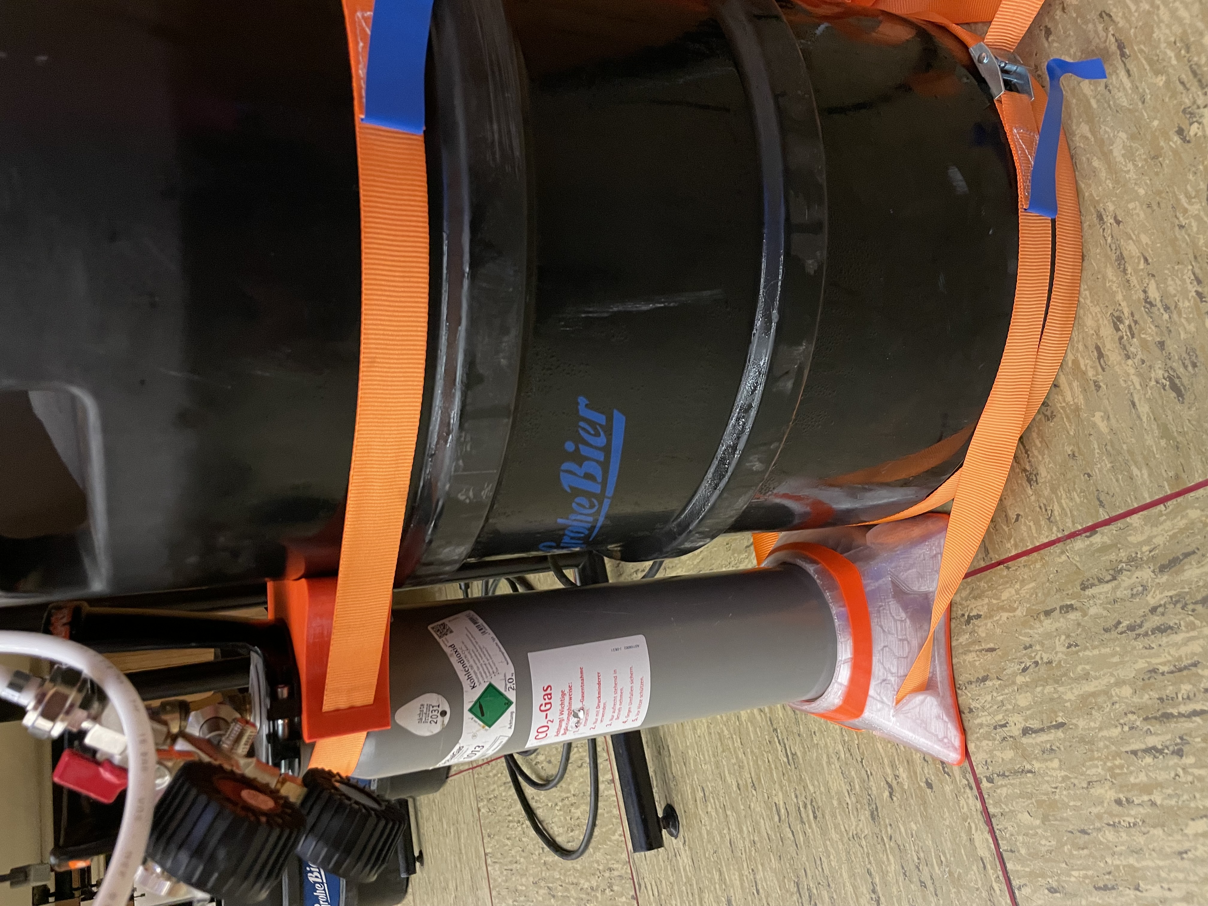 Stand and Mount for CO2 cylinder to beer keg