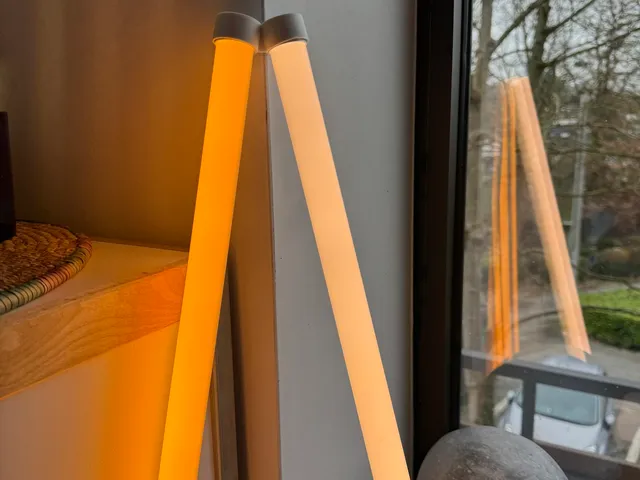 Hay Neon Tube 2x support