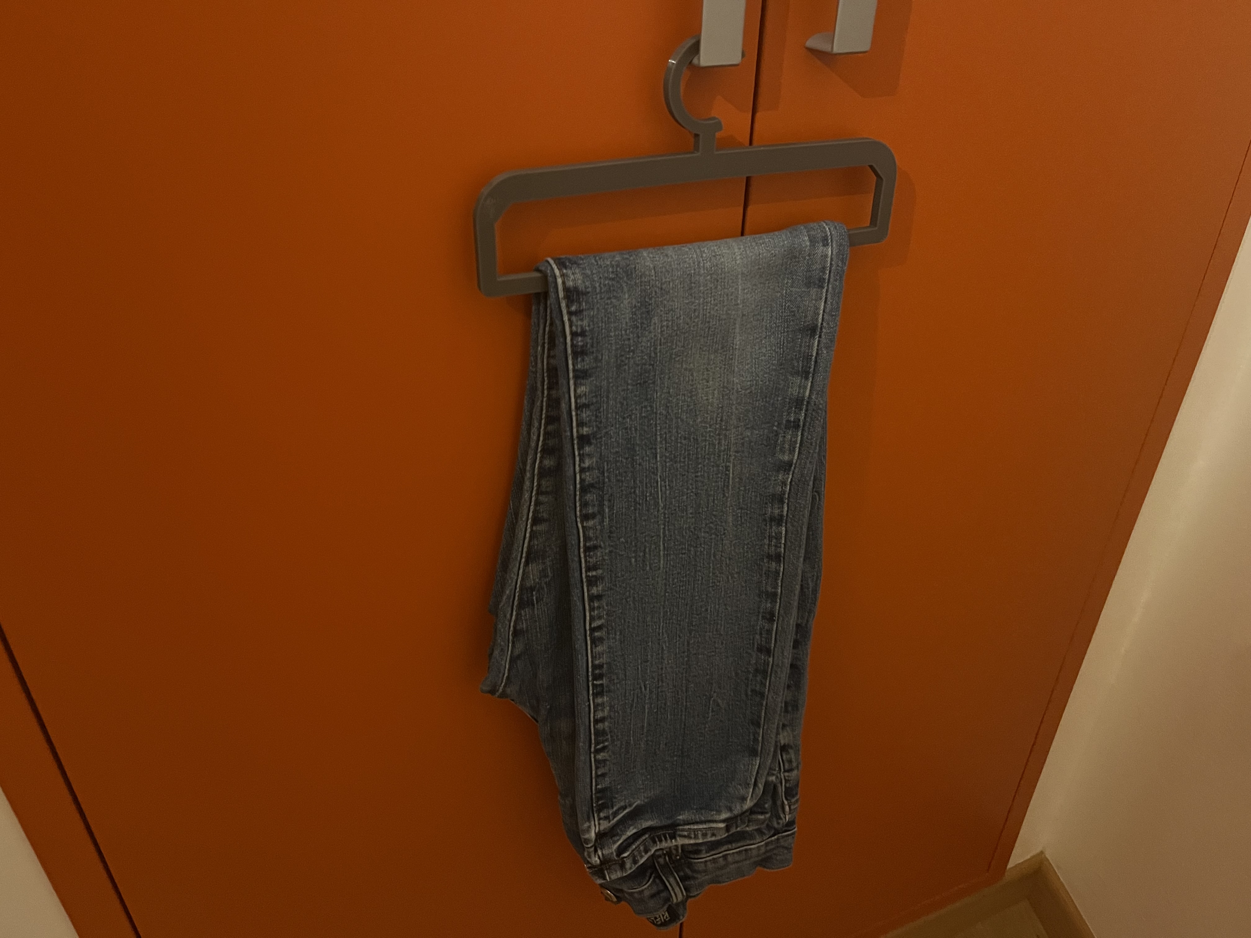 hang trousers