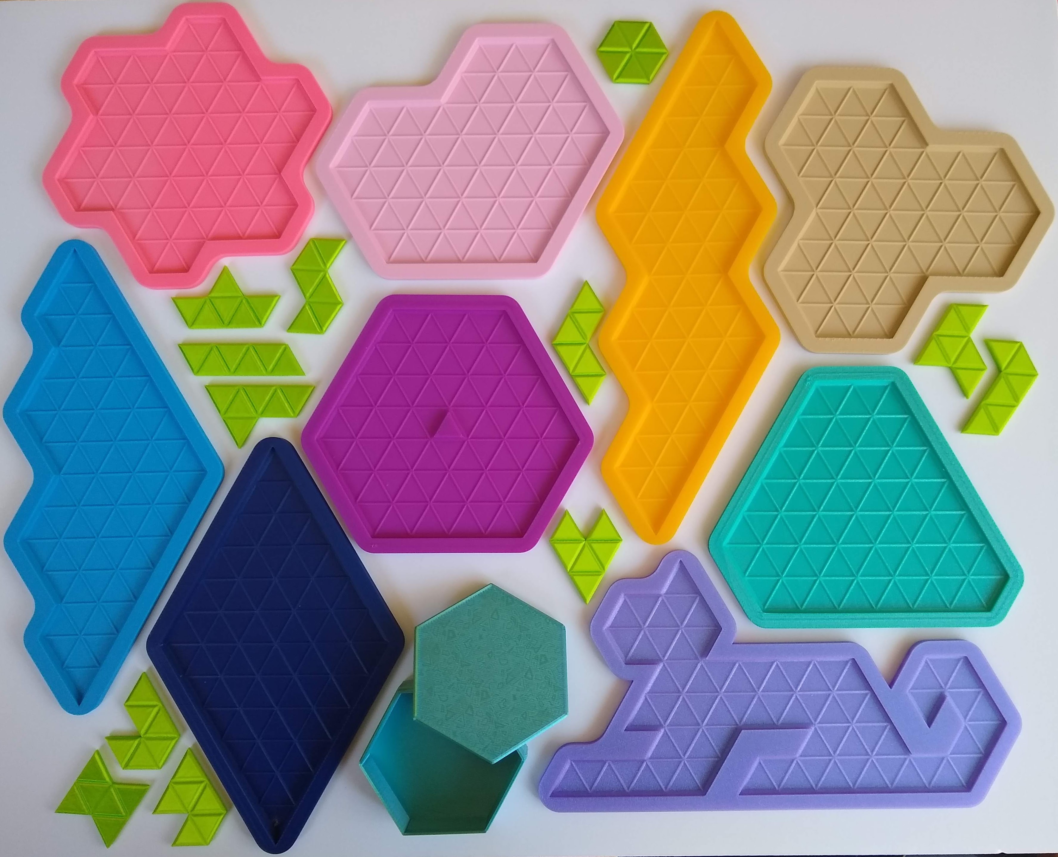 Hexiamond Puzzle Challenge Trays and Piece Case