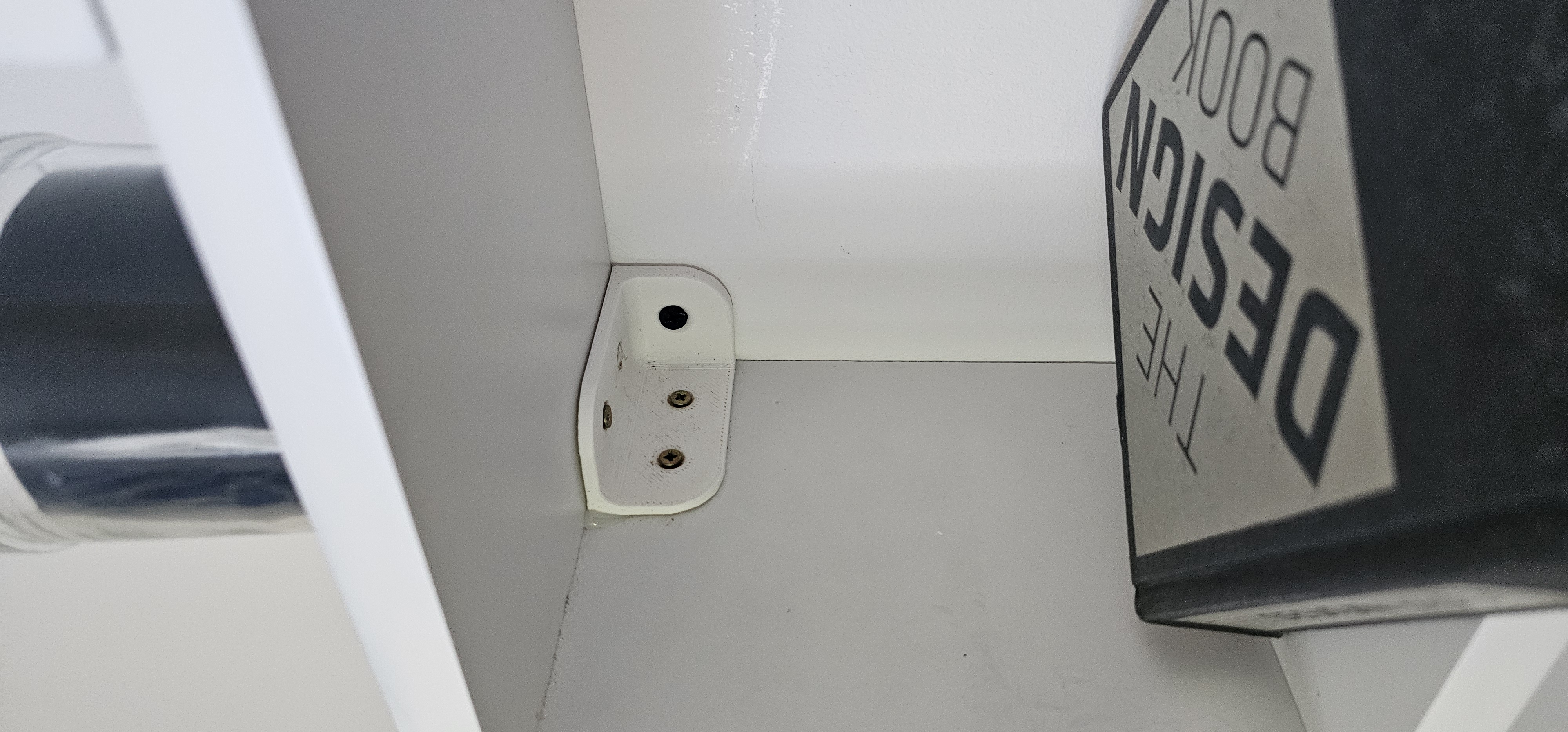 Asymetric corner bracket